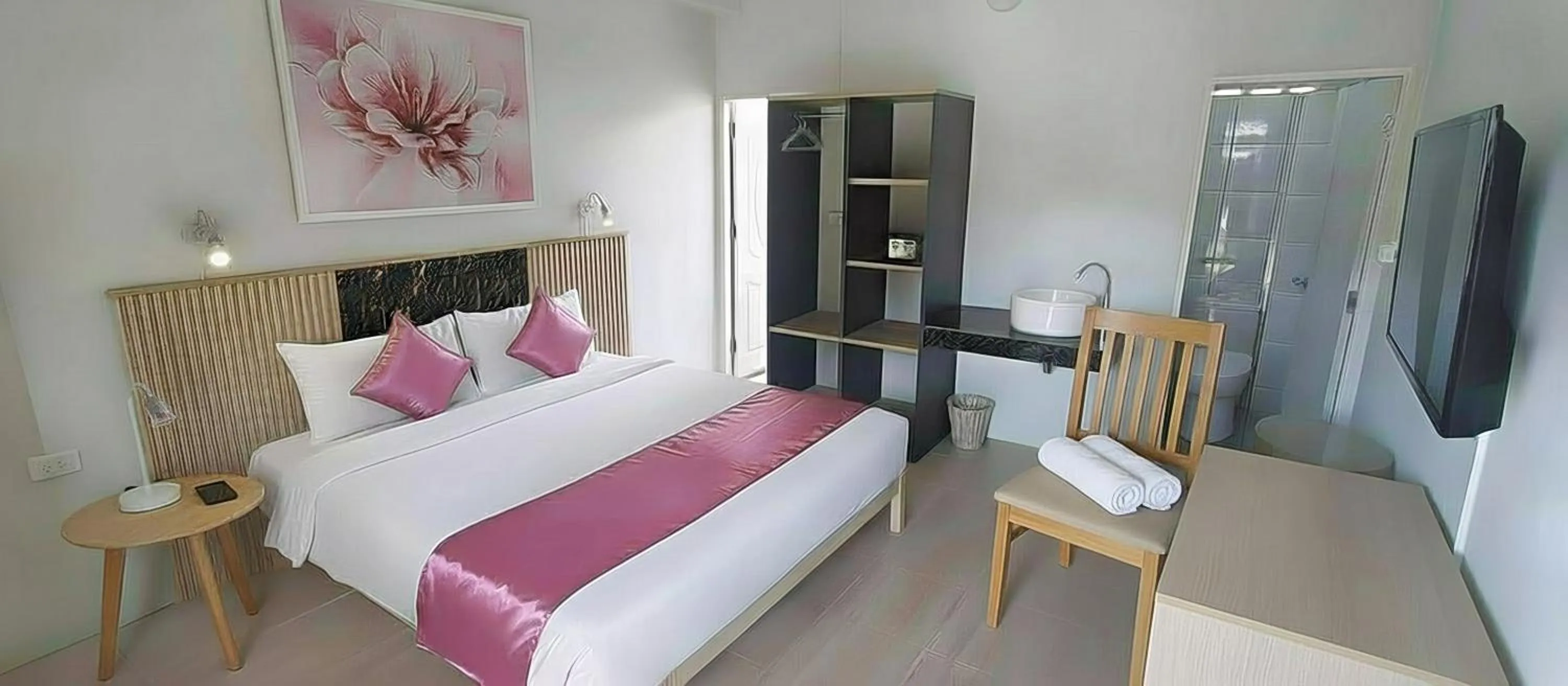 Communal lounge/ TV room, Bed in Ko Lanta Hotels and Working Space