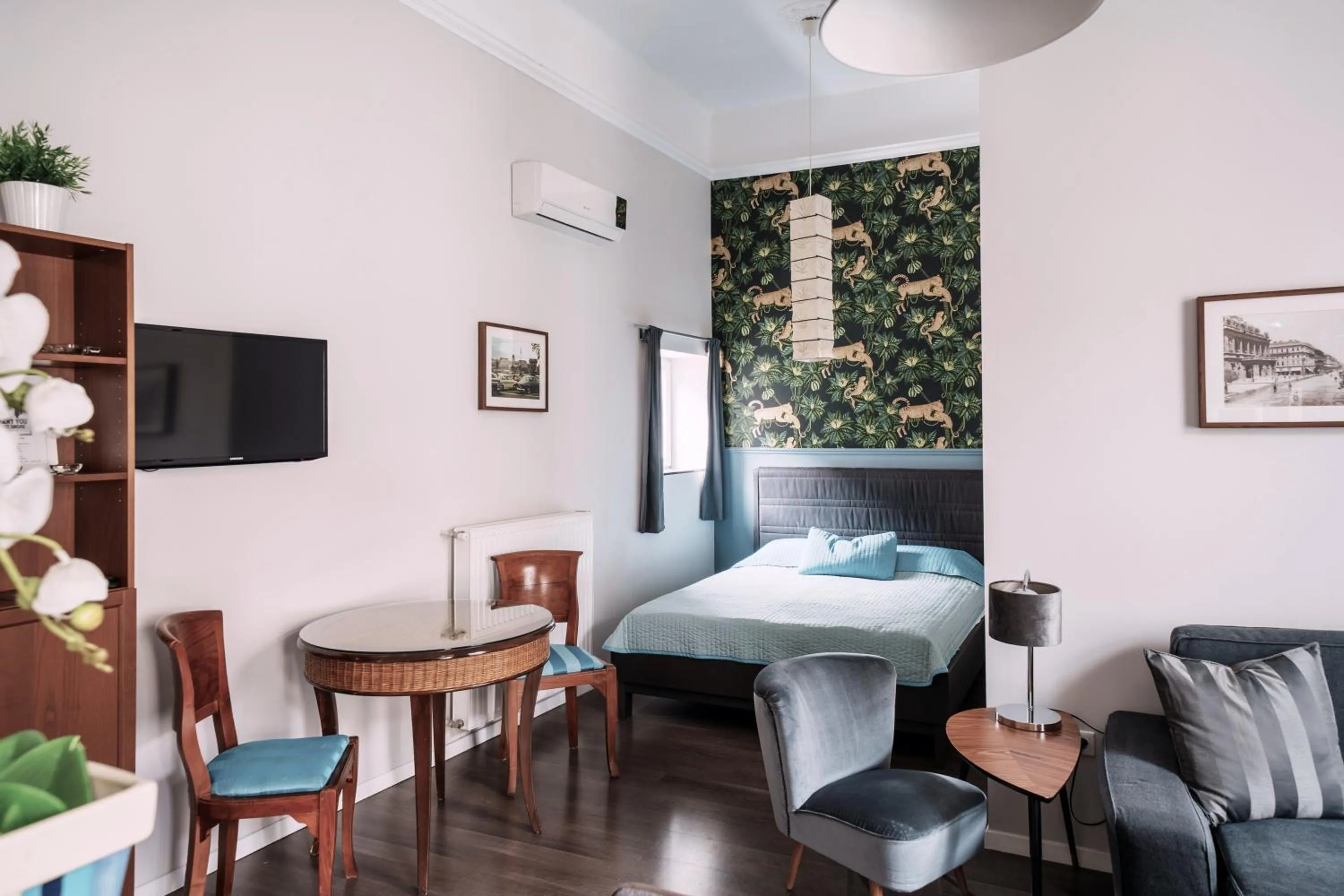 Andrassy Garden Apartment in Center