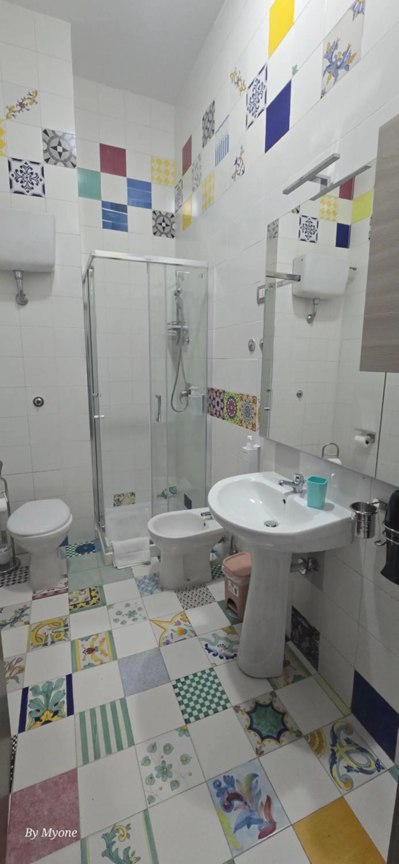 Shower in Appartamenti La Dimora di Parthenope Centro Storico