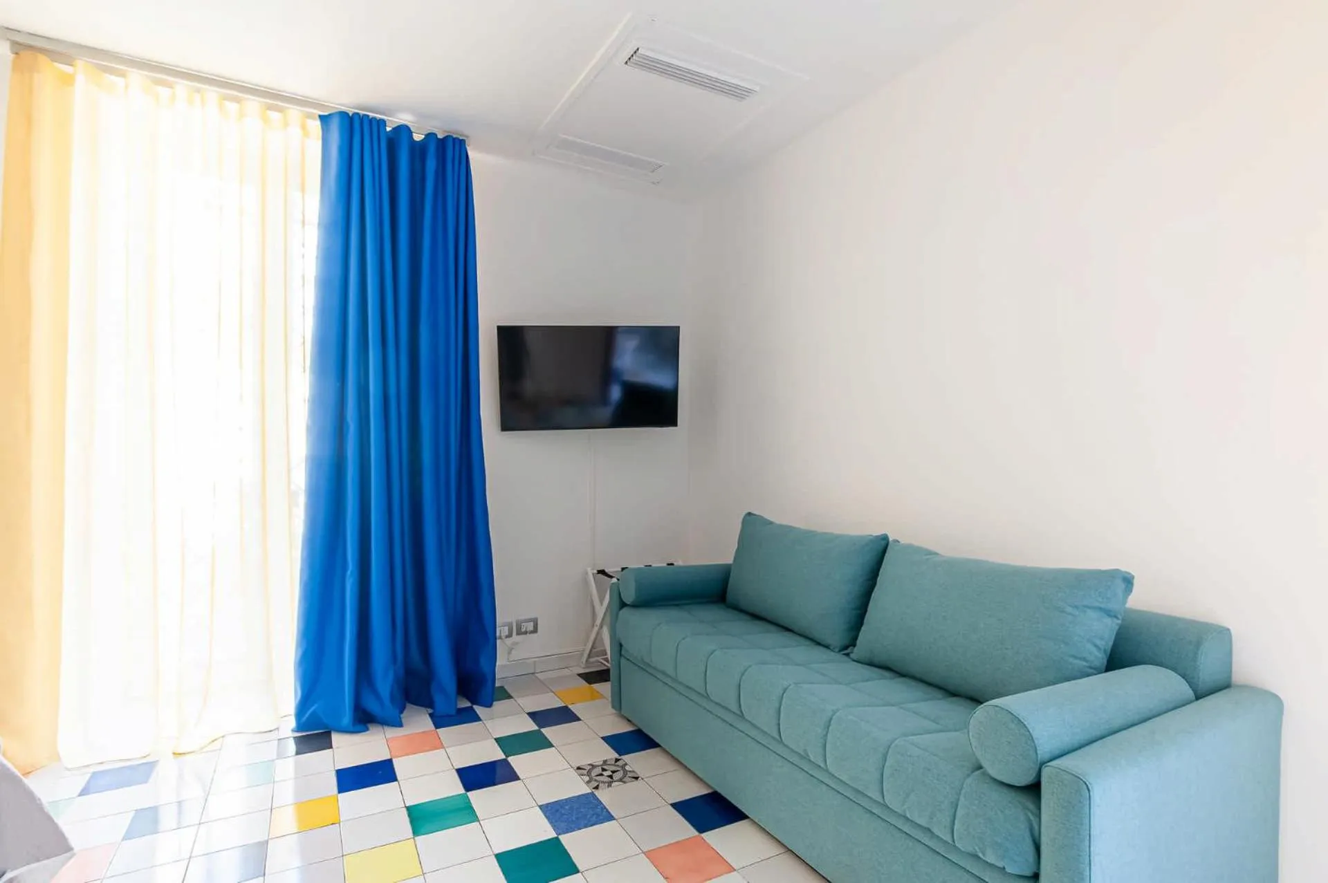 TV and multimedia in Appartamenti La Dimora di Parthenope Centro Storico