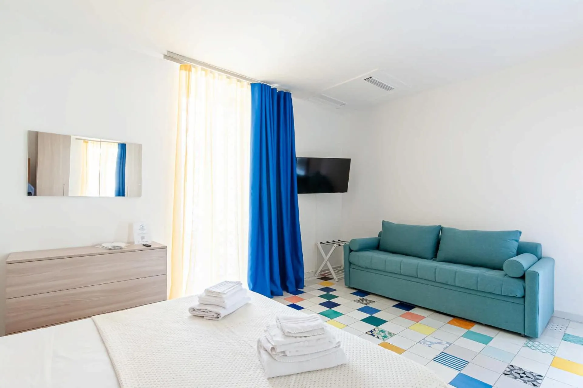 Bed in Appartamenti La Dimora di Parthenope Centro Storico