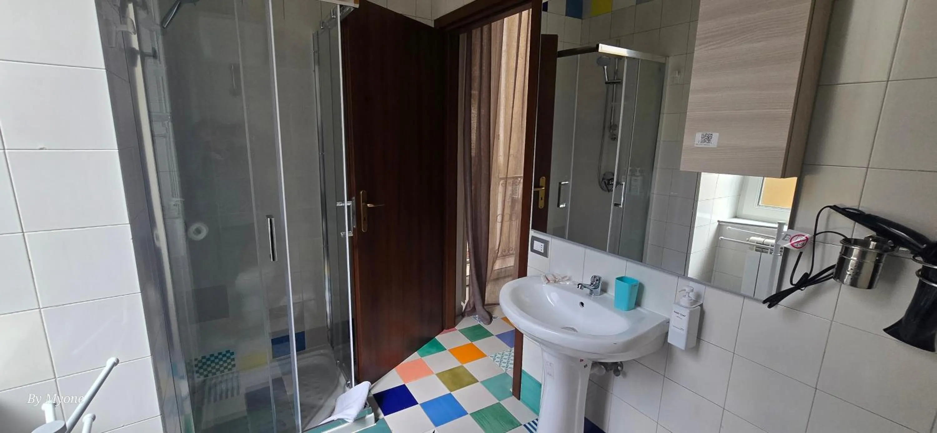 Shower in Appartamenti La Dimora di Parthenope Centro Storico