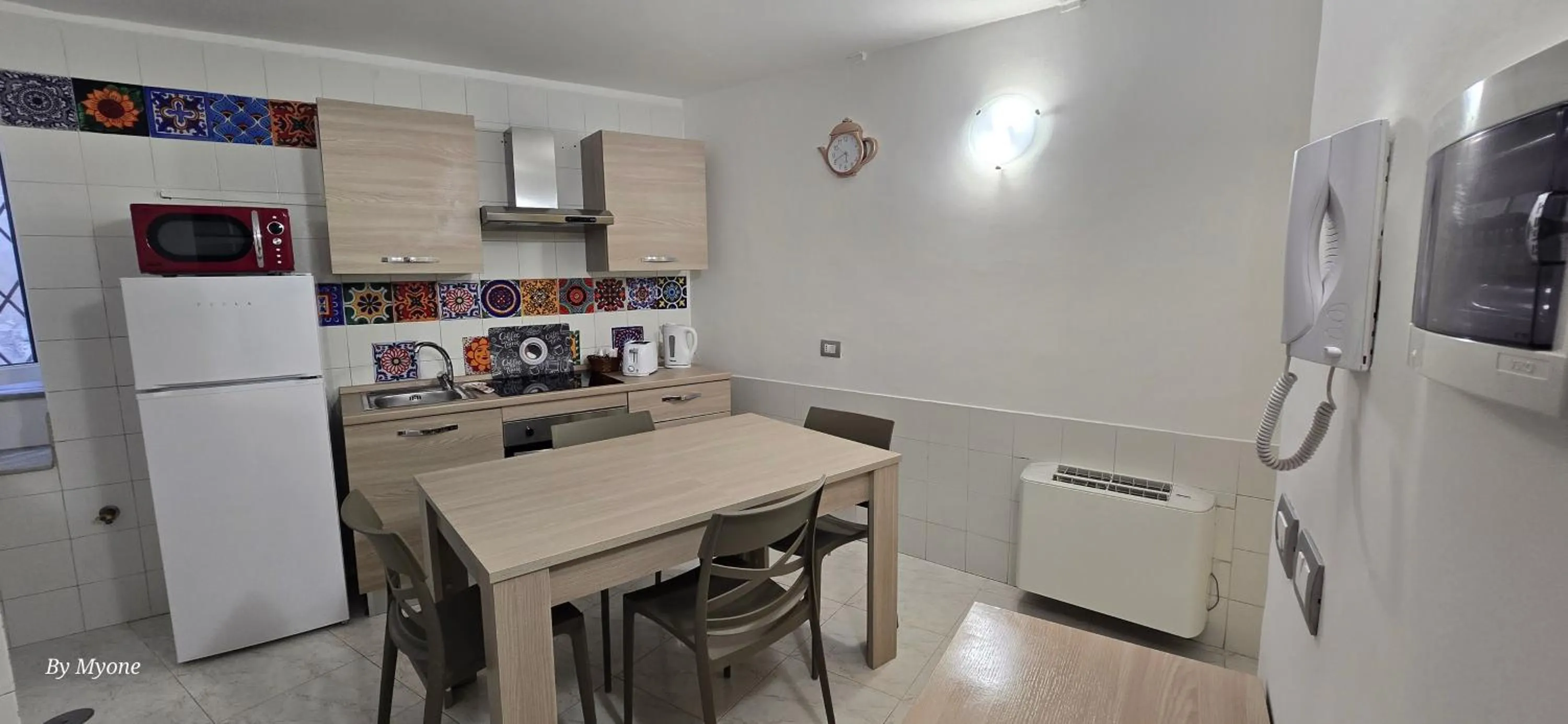 TV and multimedia in Appartamenti La Dimora di Parthenope Centro Storico