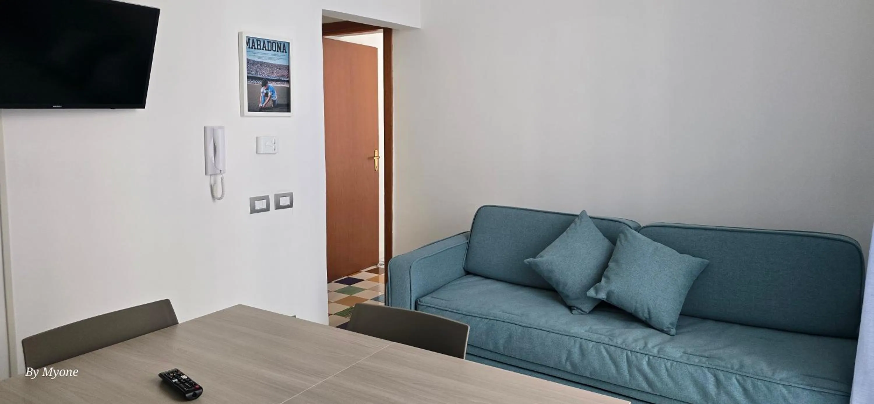 TV and multimedia in Appartamenti La Dimora di Parthenope Centro Storico