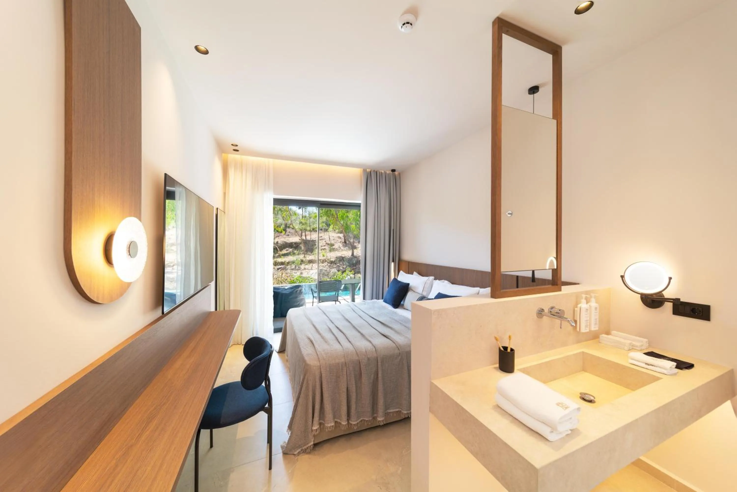 Shower, Bed in Cabú Hotel - Adults Only