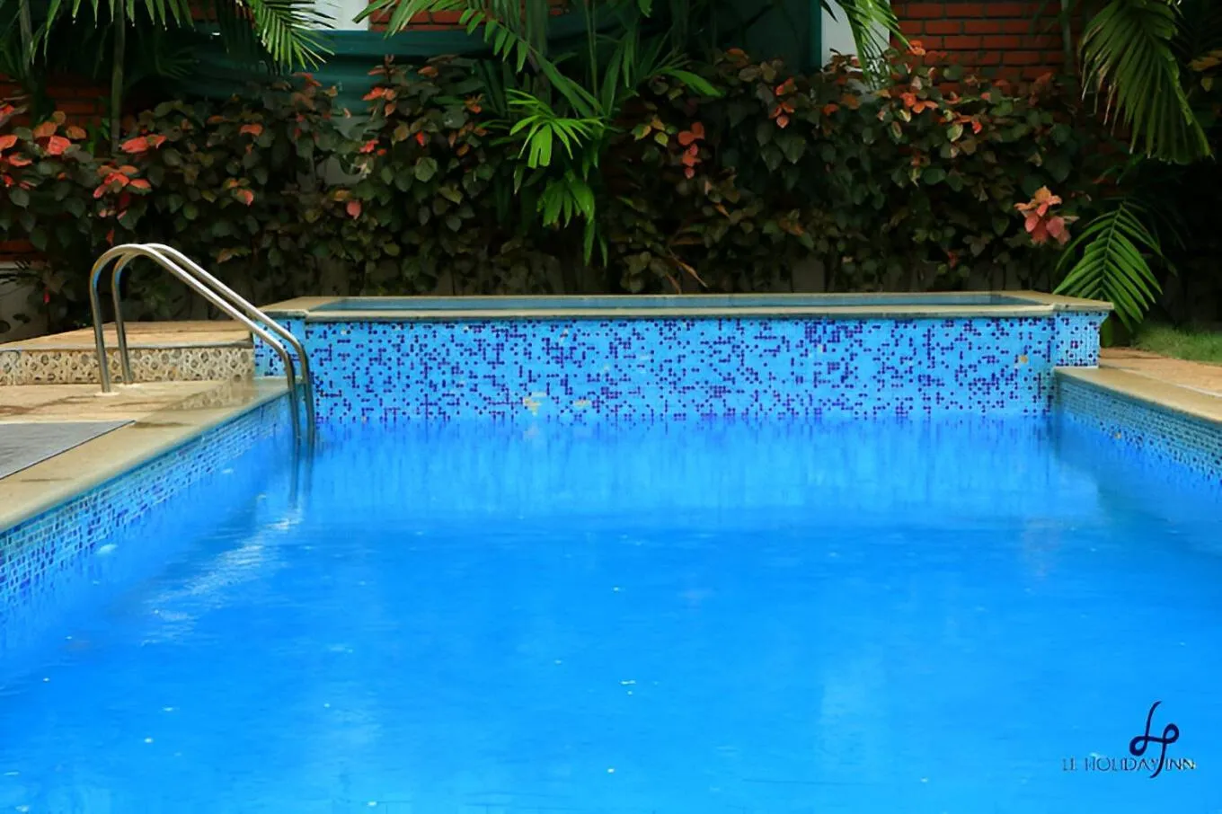 Swimming pool in Le Holiday Inn