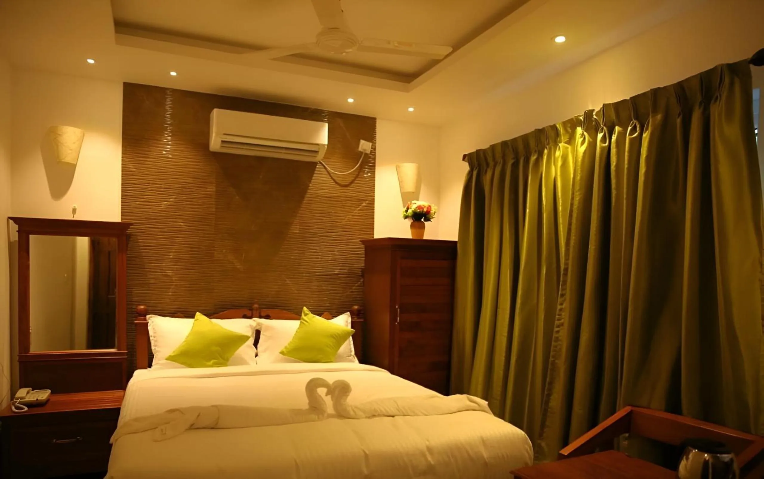 Bed in Le Holiday Inn