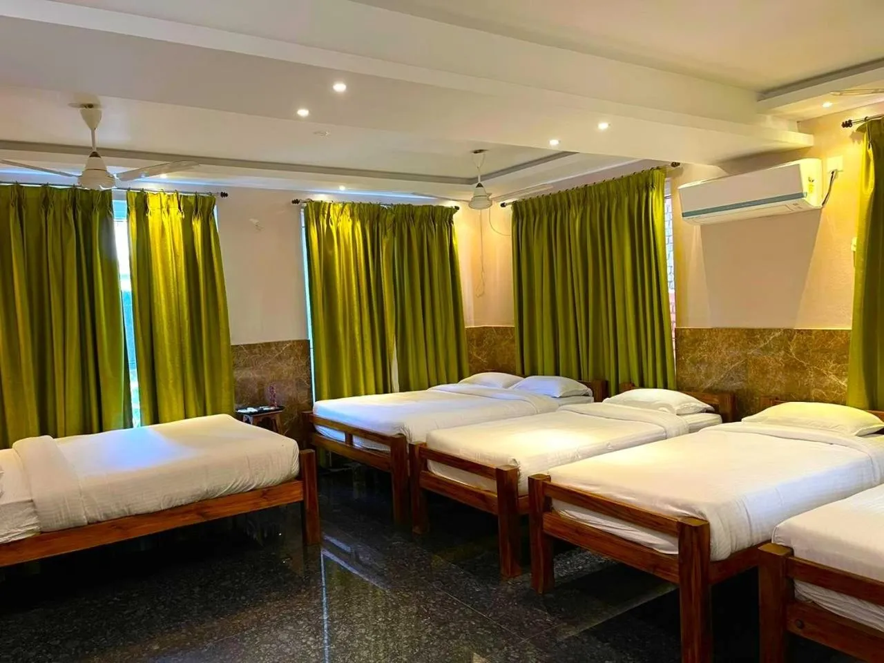 Bed in Le Holiday Inn