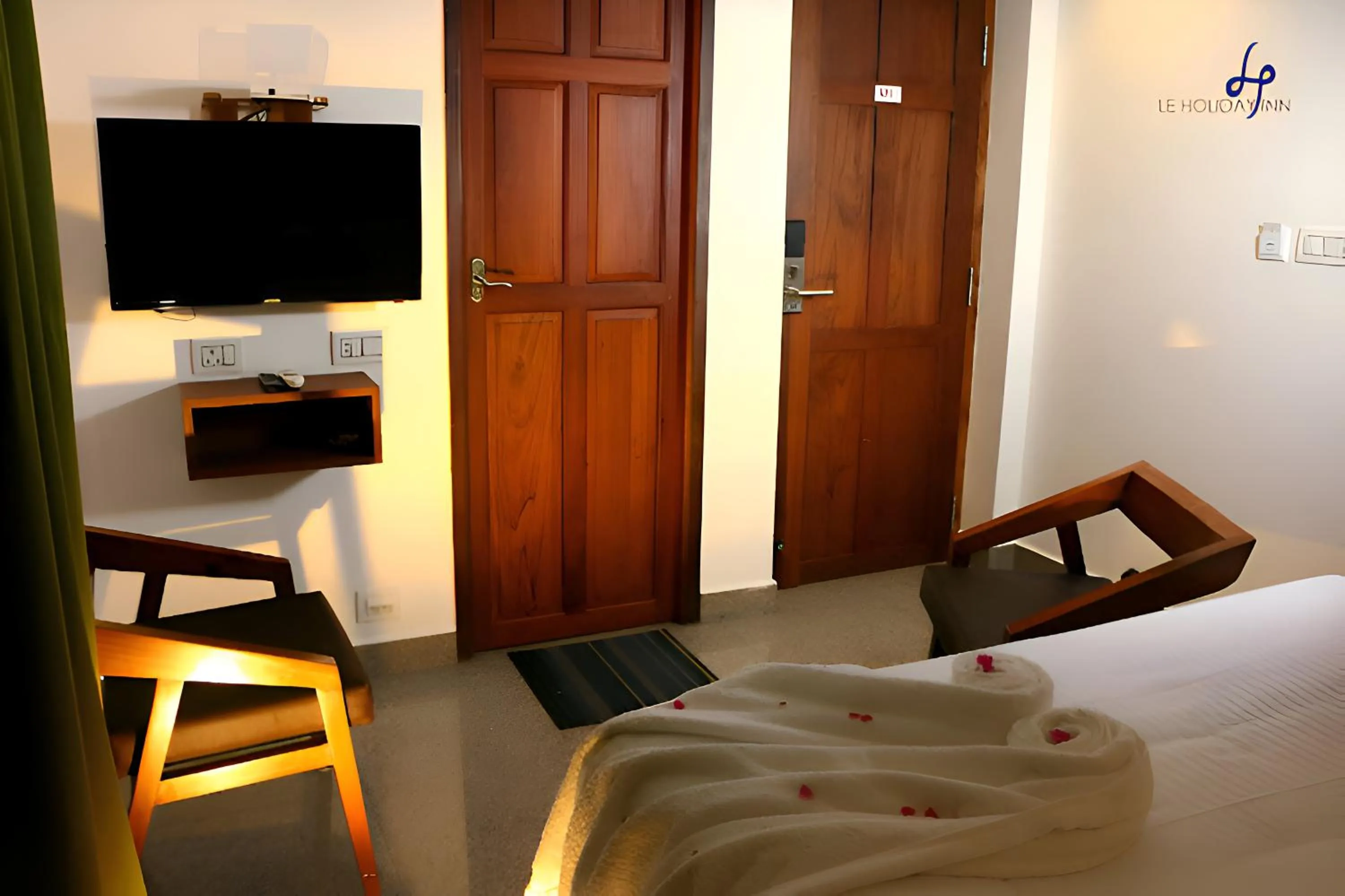 View (from property/room), Bed in Le Holiday Inn