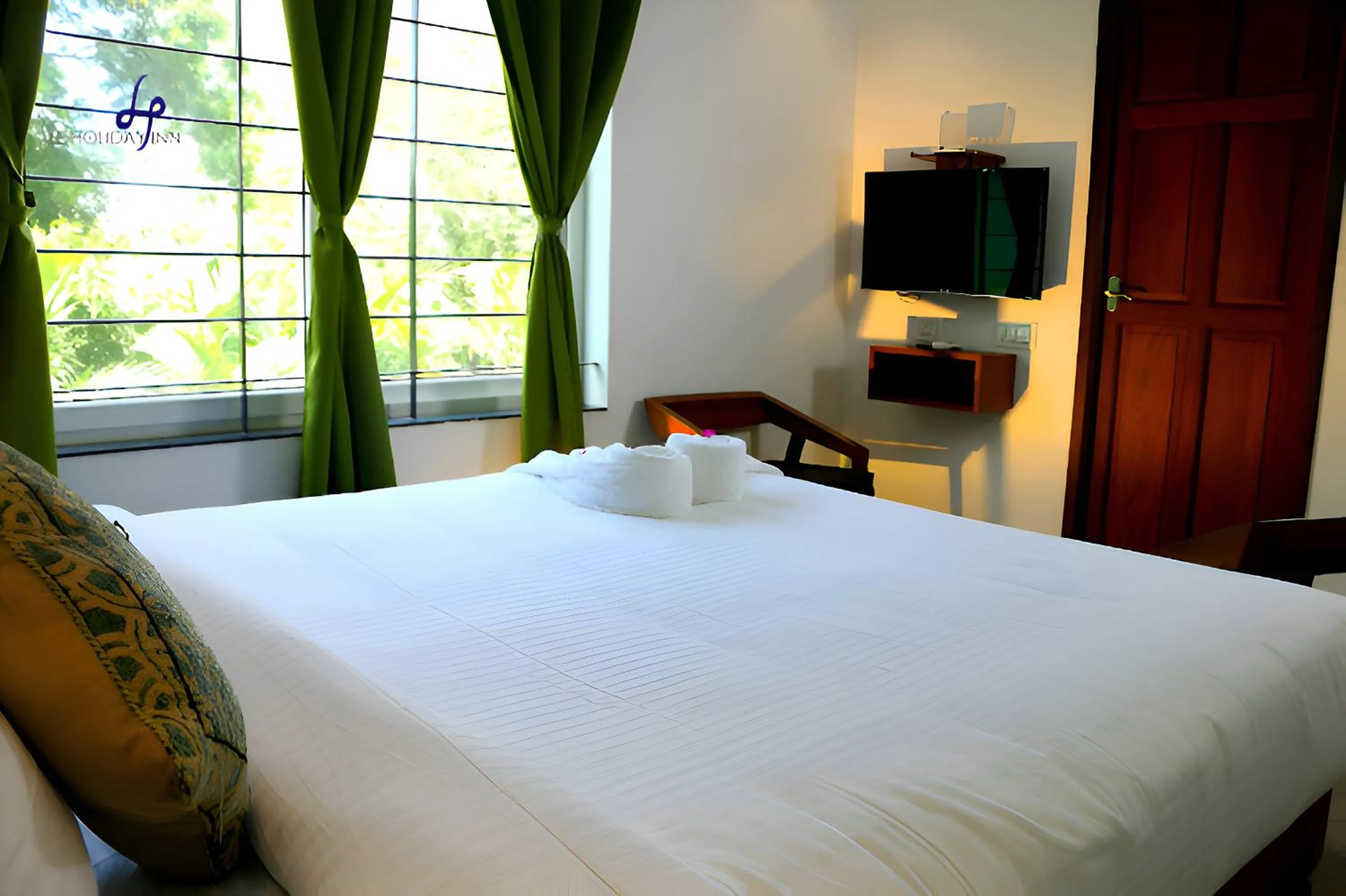 Bedroom, Bed in Le Holiday Inn