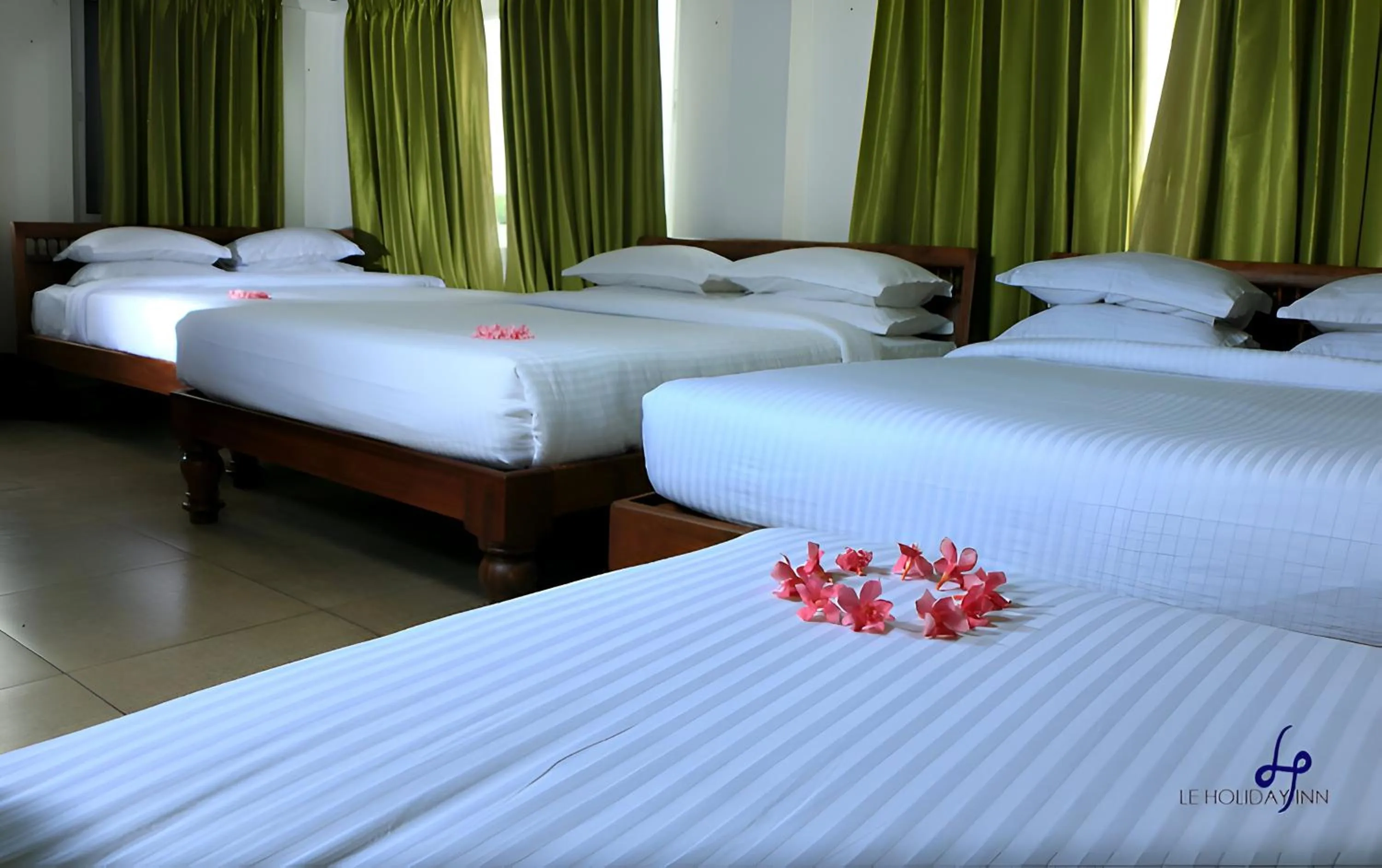 Bed in Le Holiday Inn