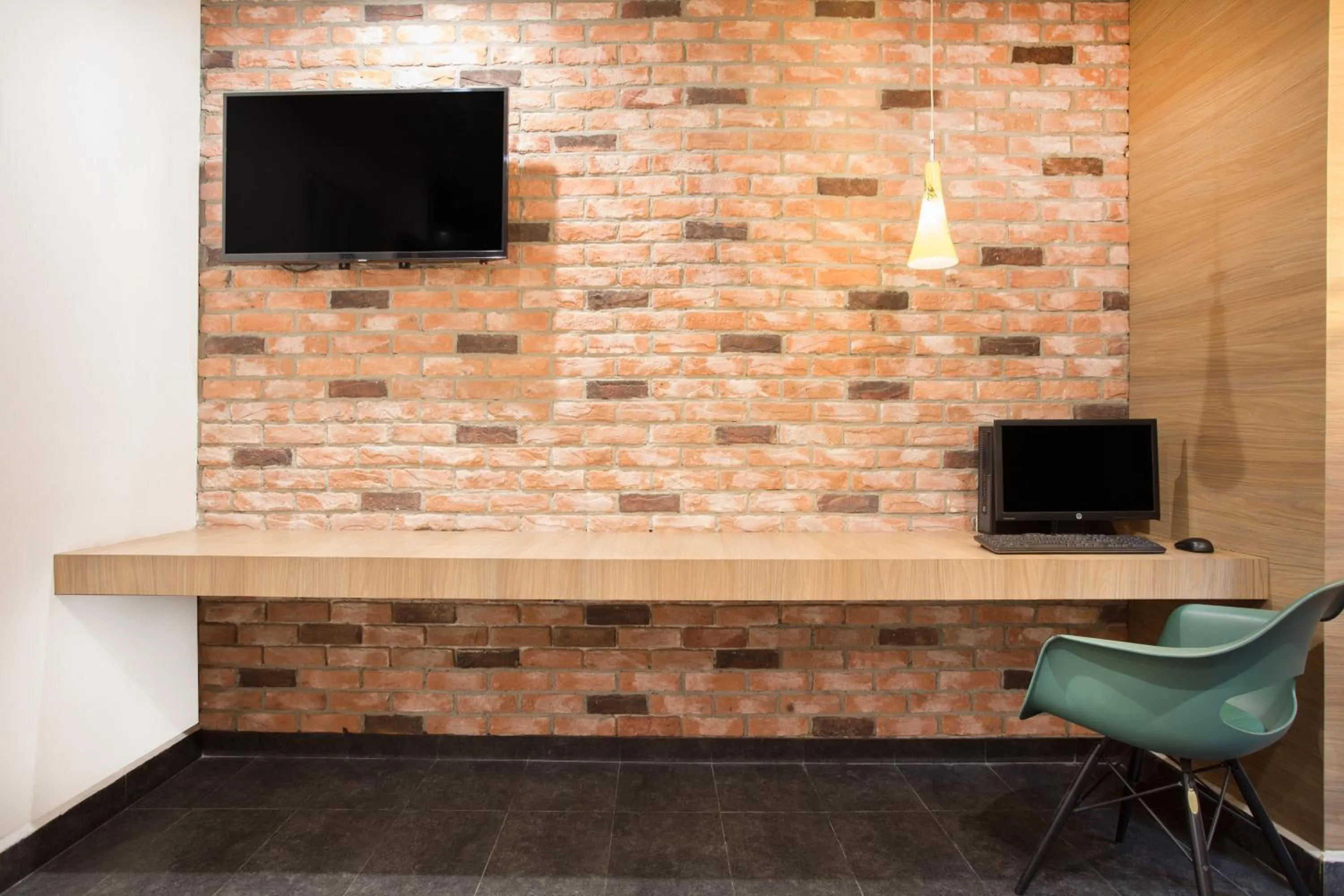 Communal lounge/ TV room in TRYP by Wyndham Mexico City World Trade Center Area