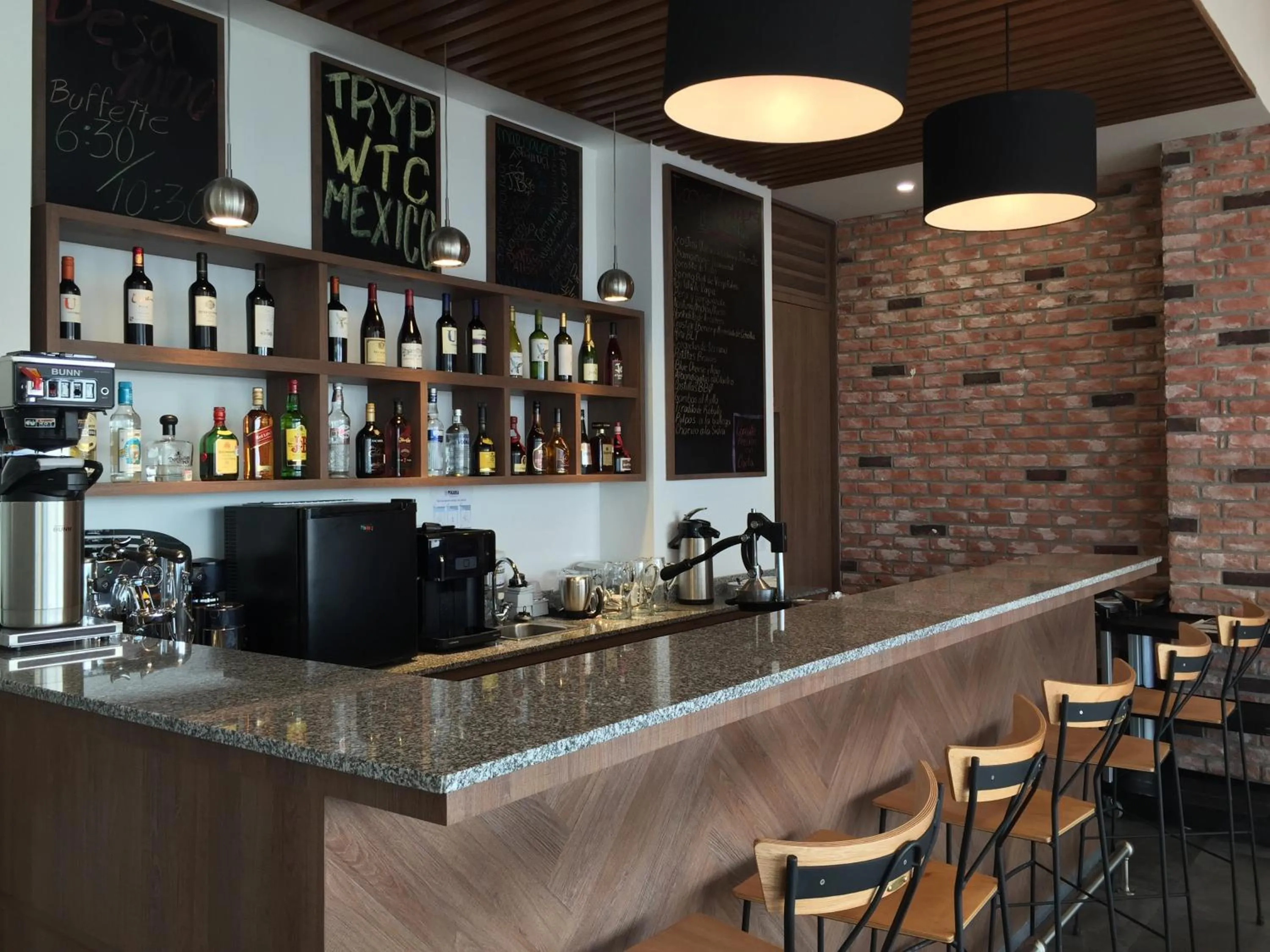 Lounge or bar in TRYP by Wyndham Mexico City World Trade Center Area