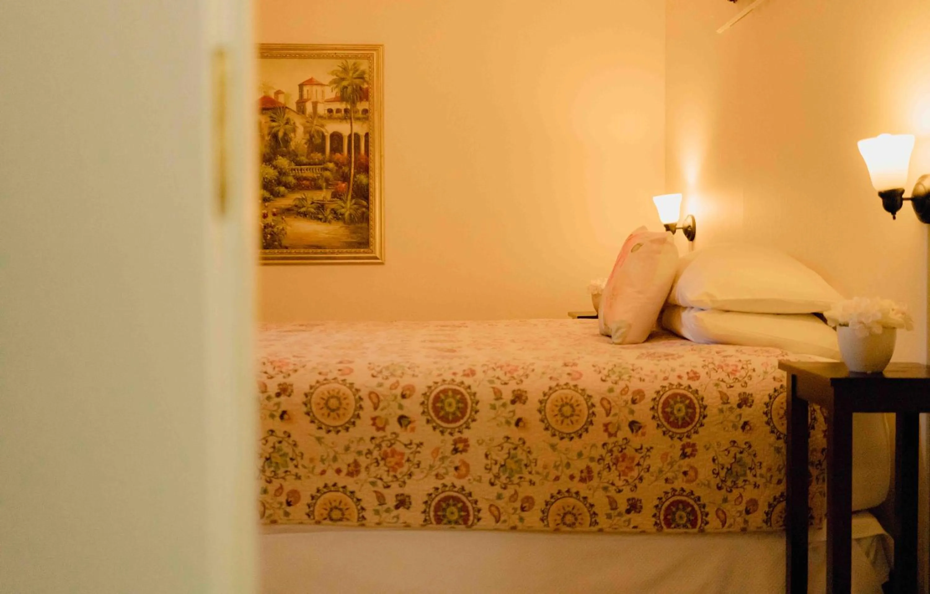 Bed in Cabernet House, an Old World Inn