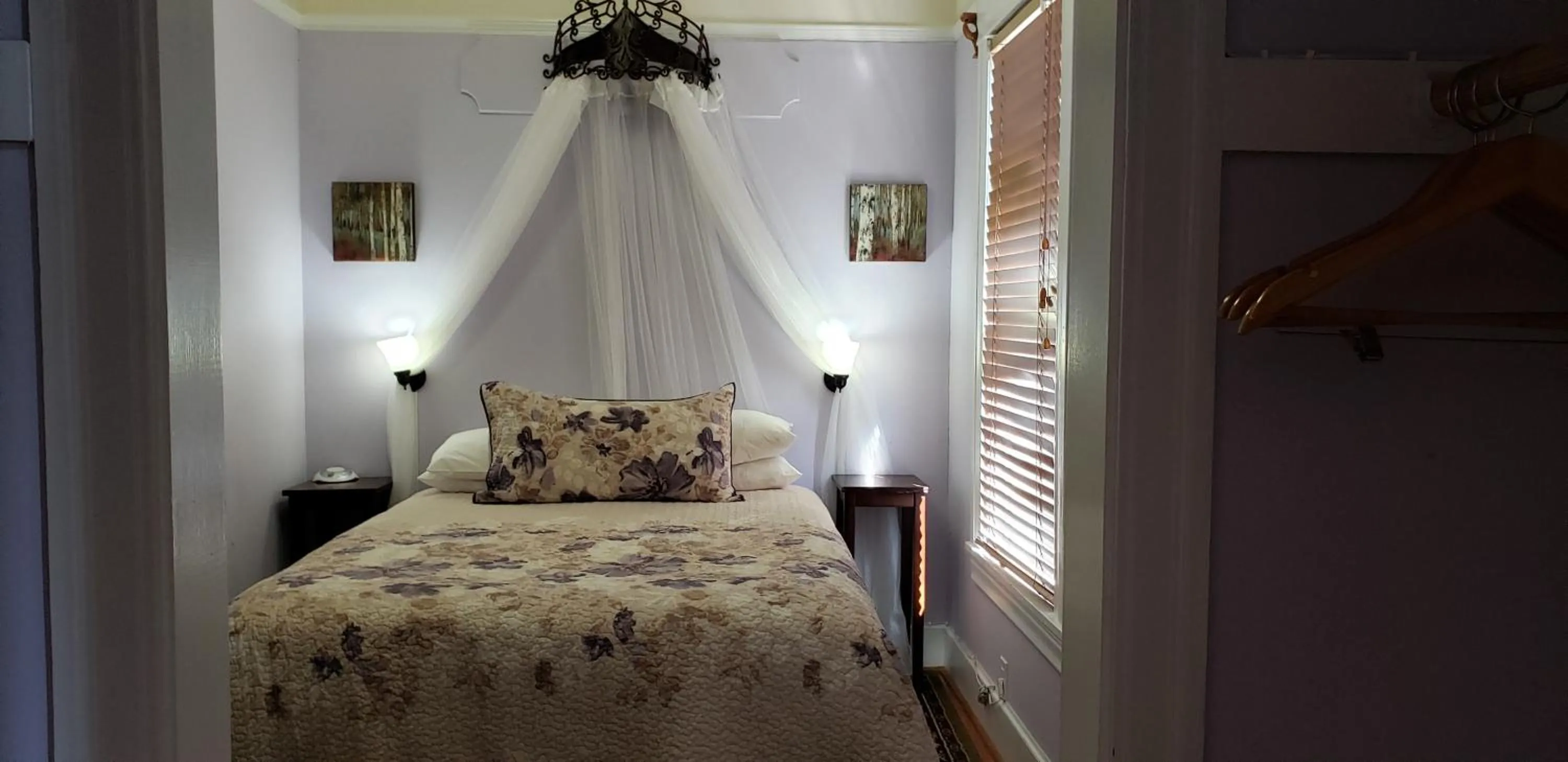 Bed in Cabernet House, an Old World Inn