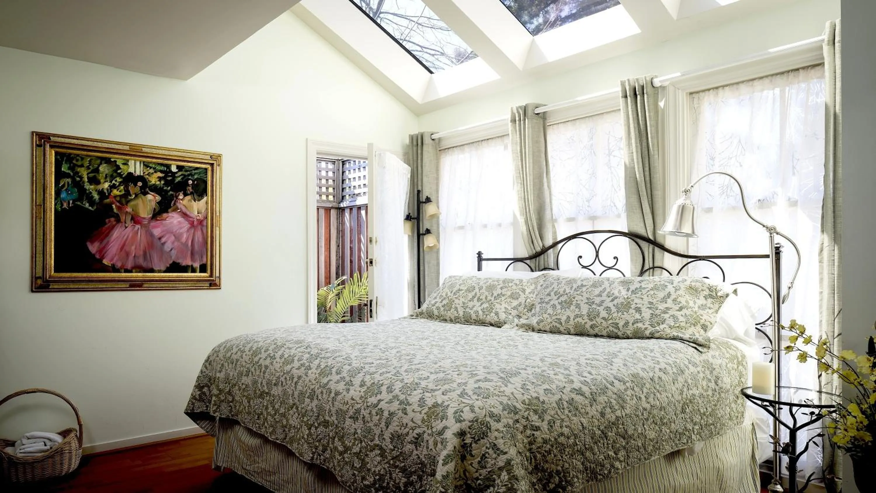 Day, Bed in Cabernet House, an Old World Inn