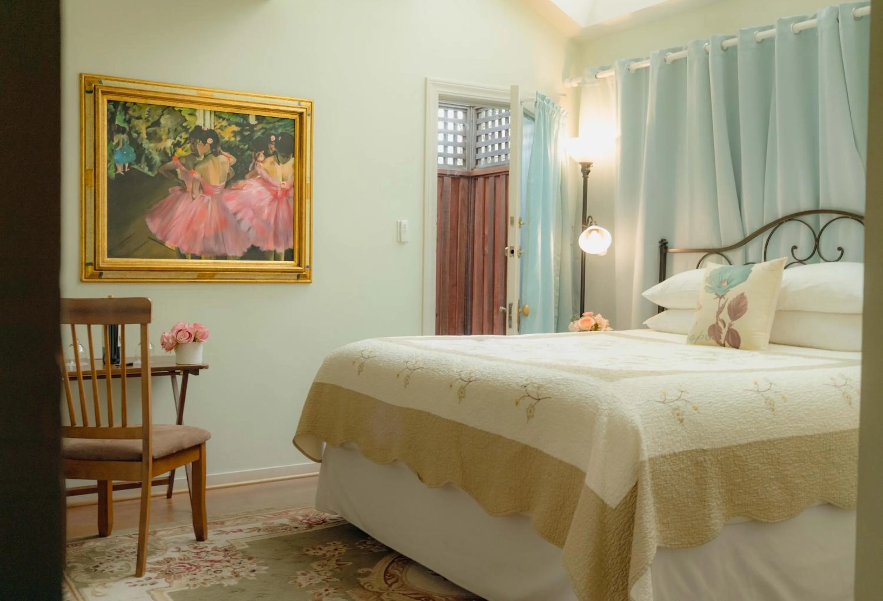 Bed in Cabernet House, an Old World Inn