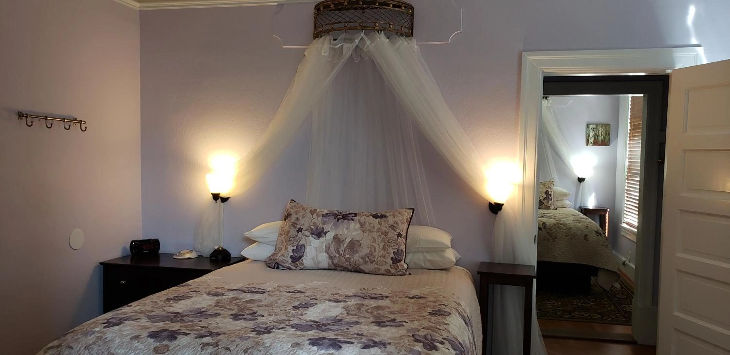 Bed in Cabernet House, an Old World Inn