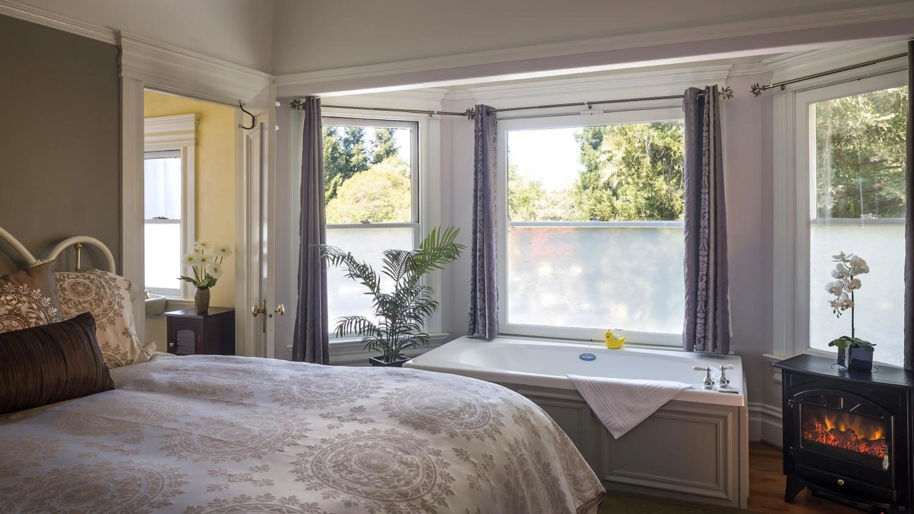 Day, Bed in Cabernet House, an Old World Inn