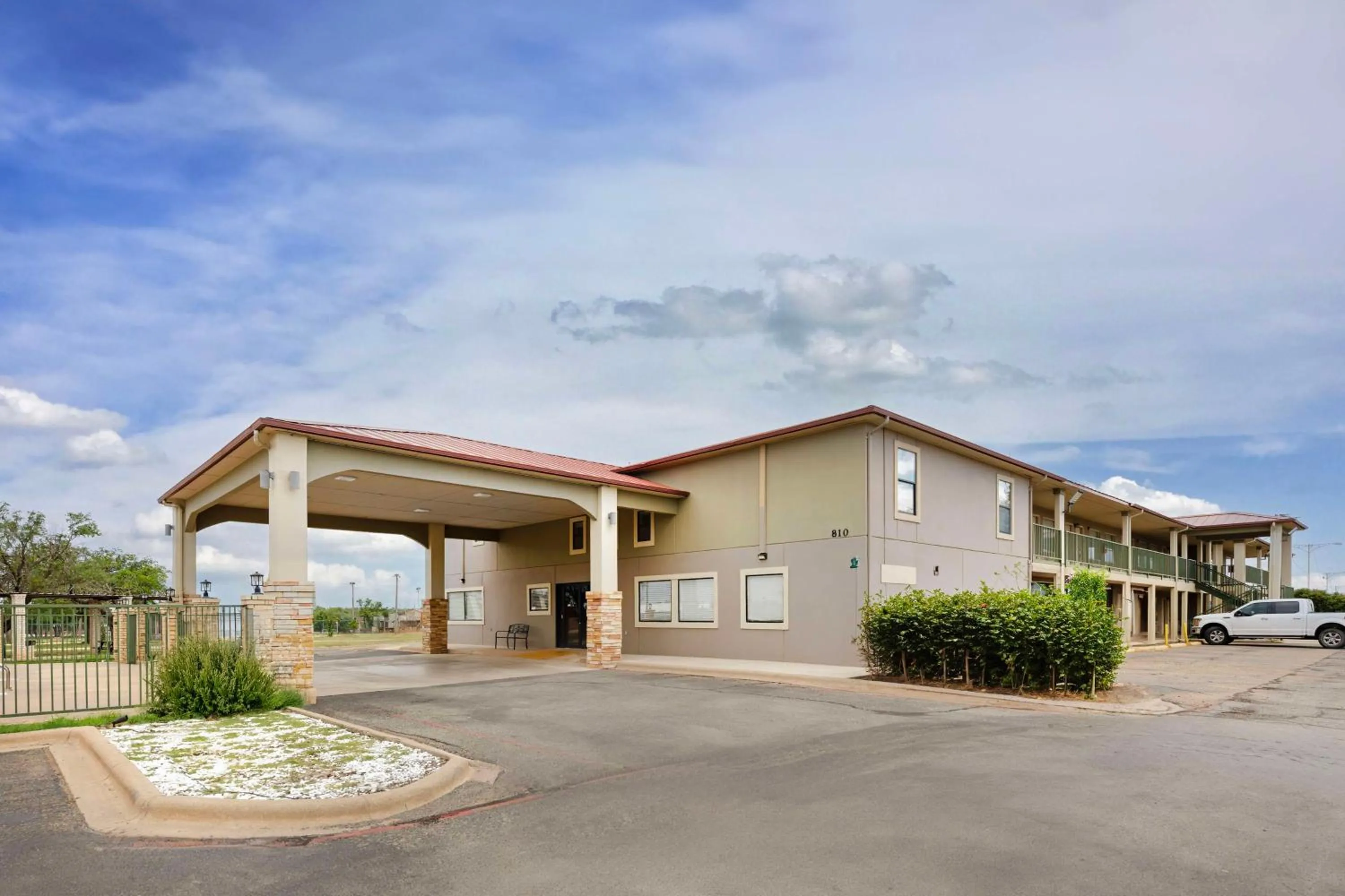 Property building in Best Western Snyder Inn