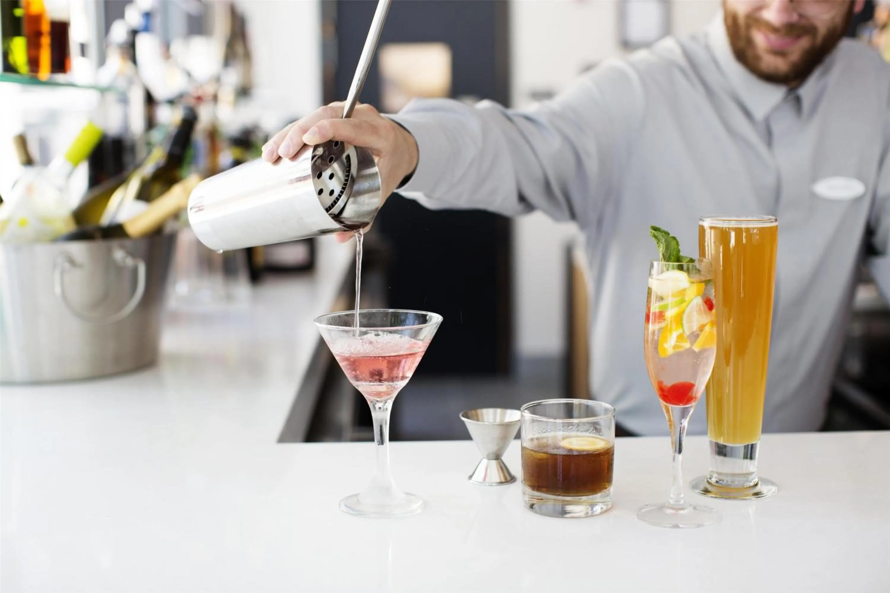 Lounge or bar in Hyatt Place Secaucus Meadowlands