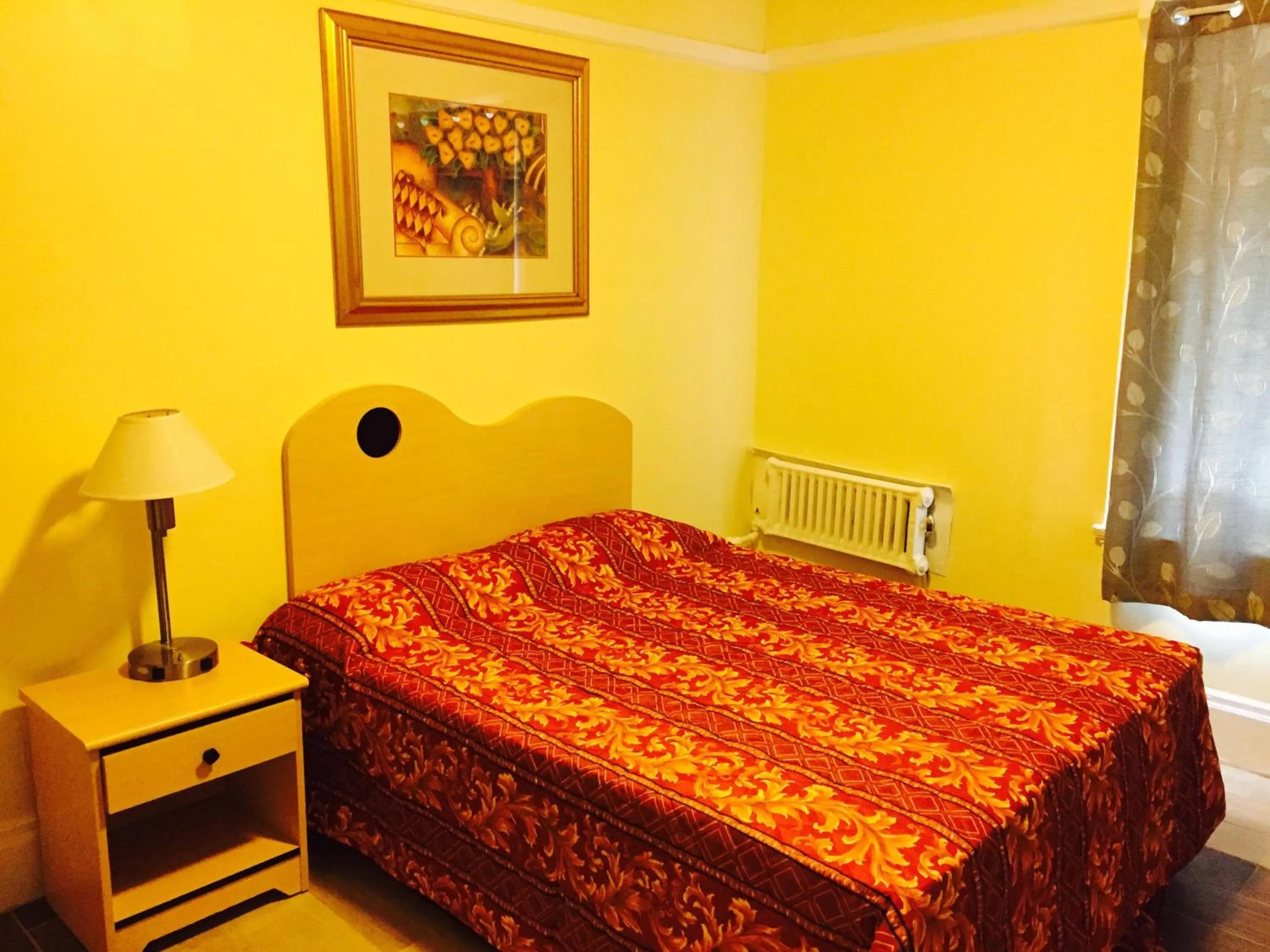 Photo of the whole room in Aldrich Hotel