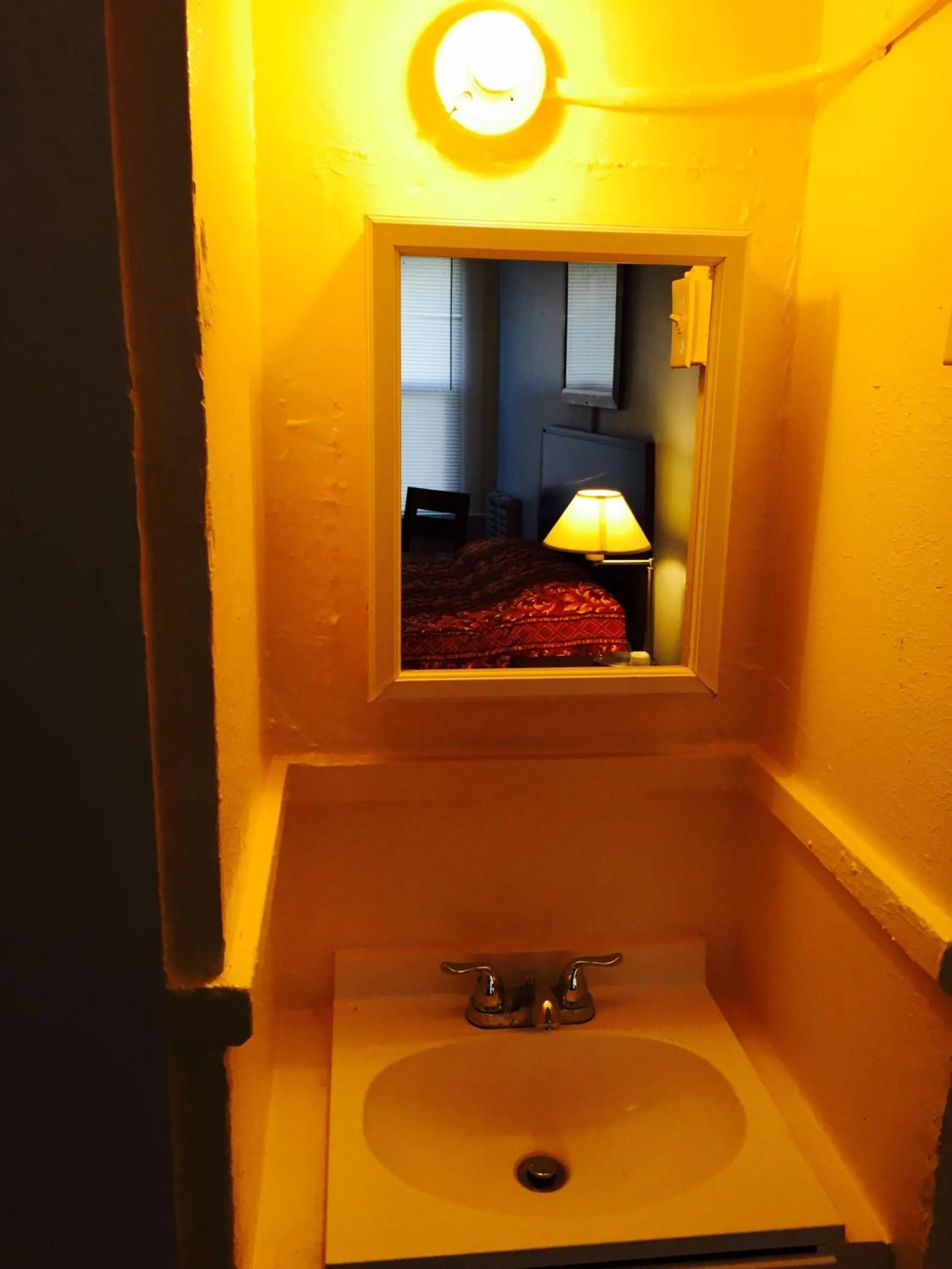 Photo of the whole room in Aldrich Hotel