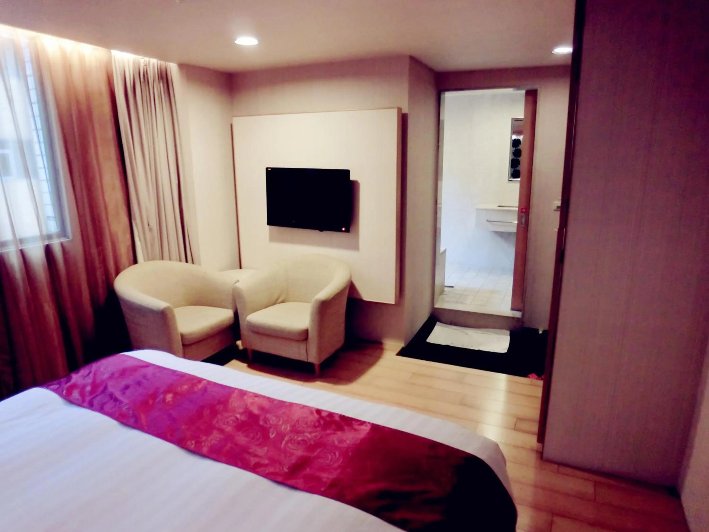 Photo of the whole room, Bed in Every Day Hot Spring Hotel