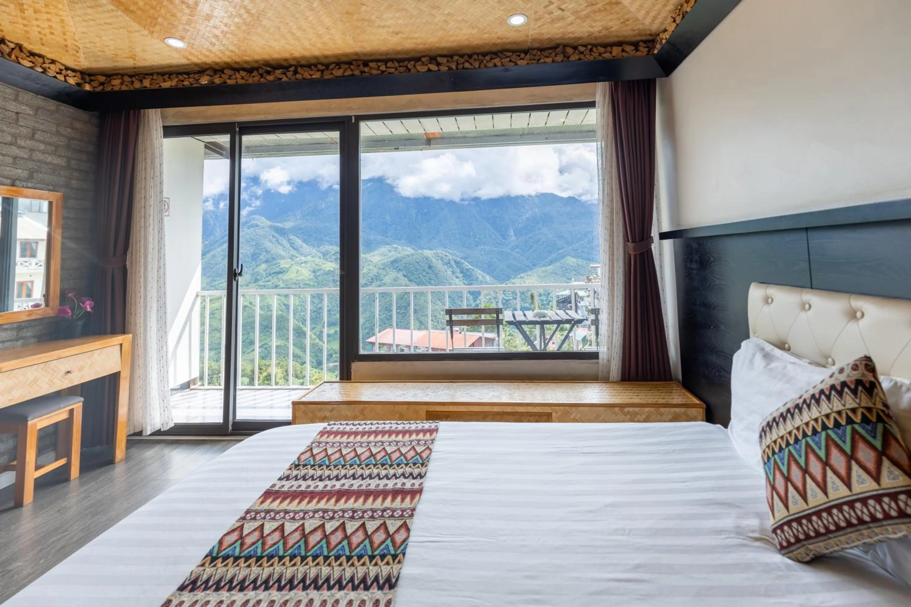 View (from property/room), Bed in Phuong Nam Hotel