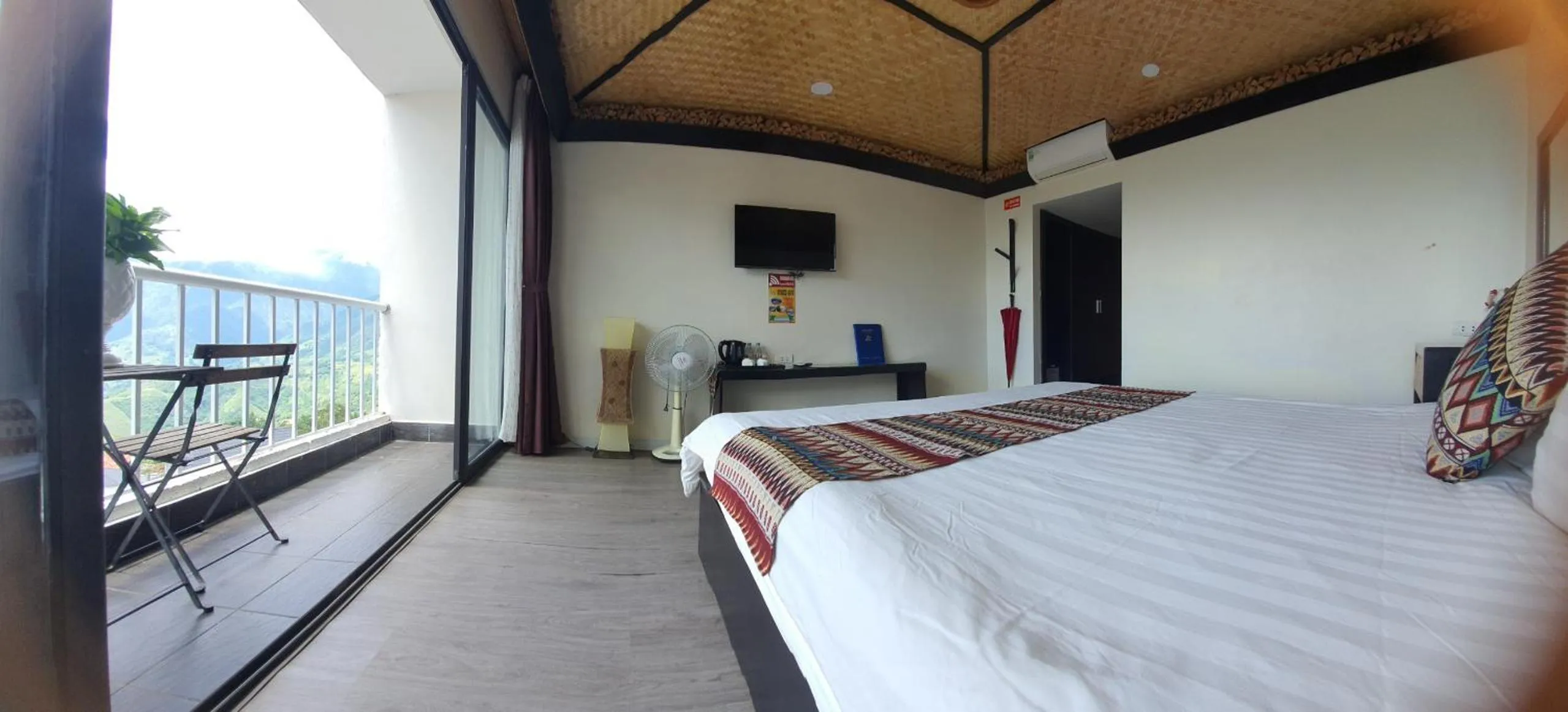 View (from property/room), Bed in Phuong Nam Hotel