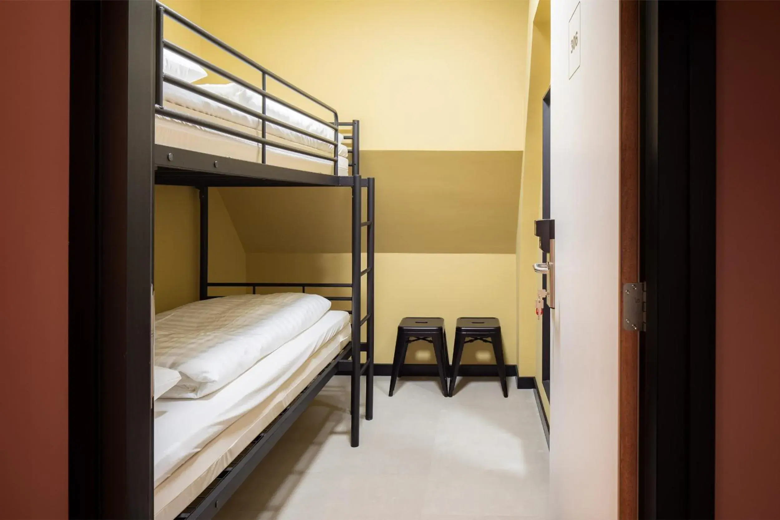 Small female dorm with no window in CoolDocks Small female dorm with no window in CoolDocks