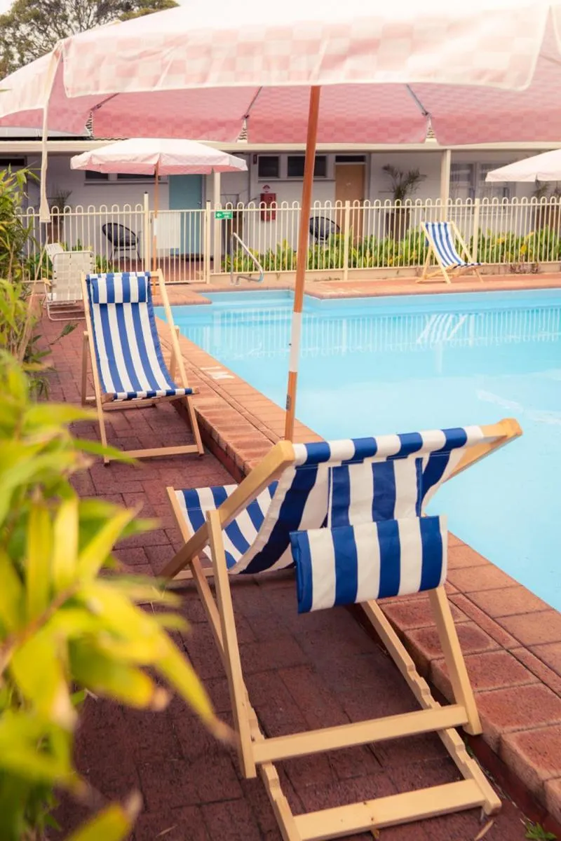 Swimming pool in Paradise Motel Busselton