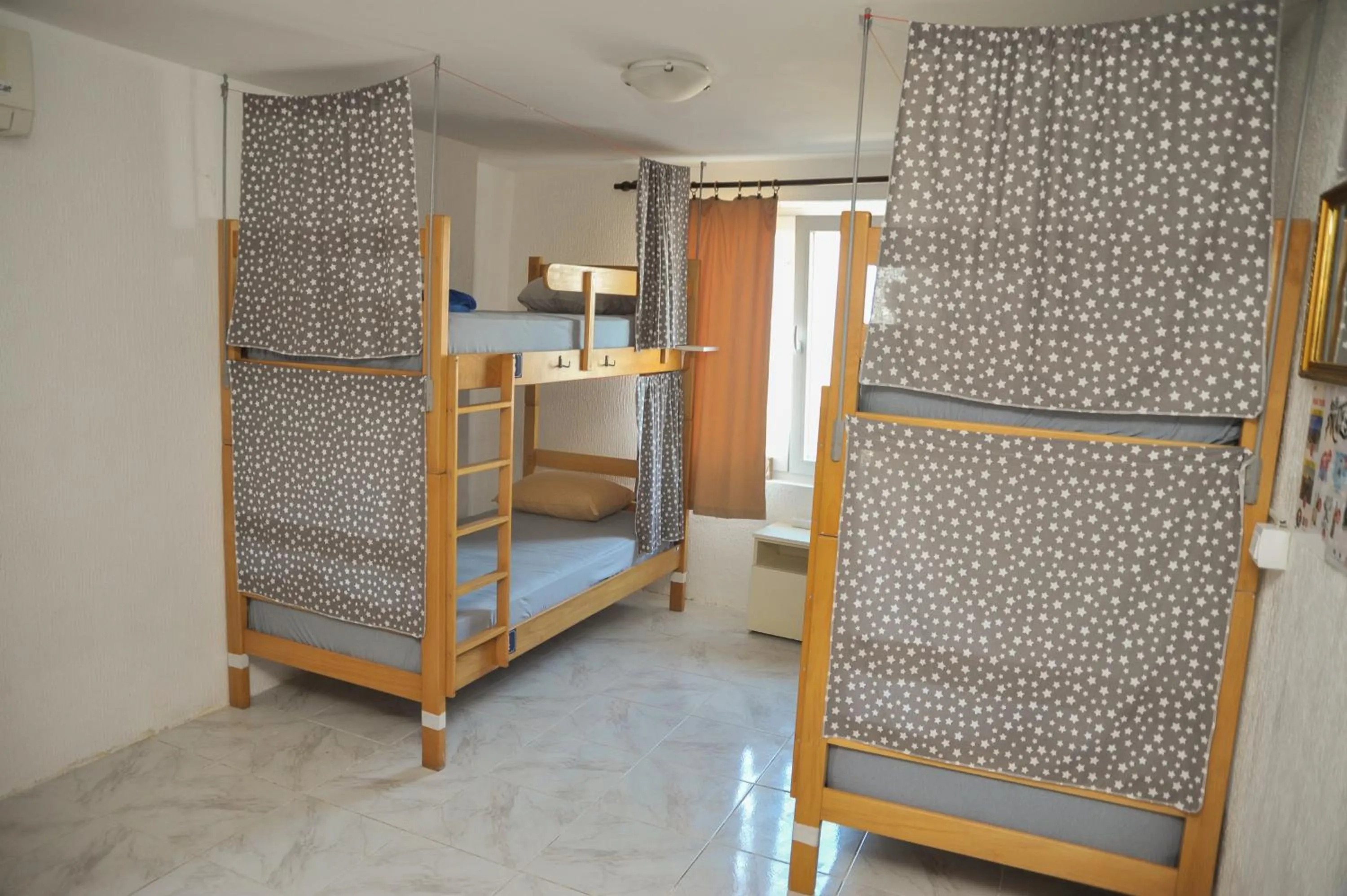 Bed in Pirate Backpackers