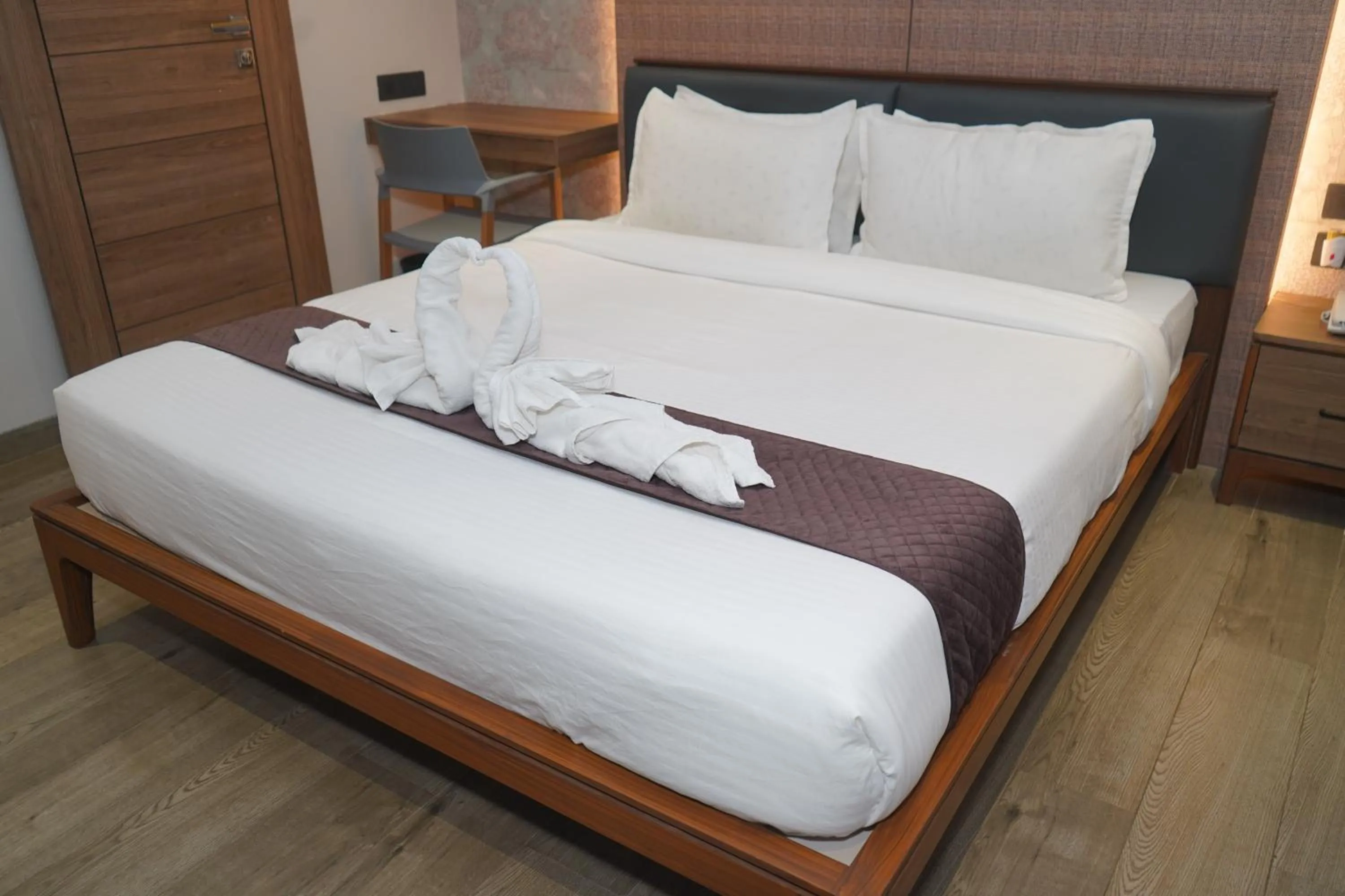 Photo of the whole room, Bed in Abssolute Homtel - Rooms & Suites