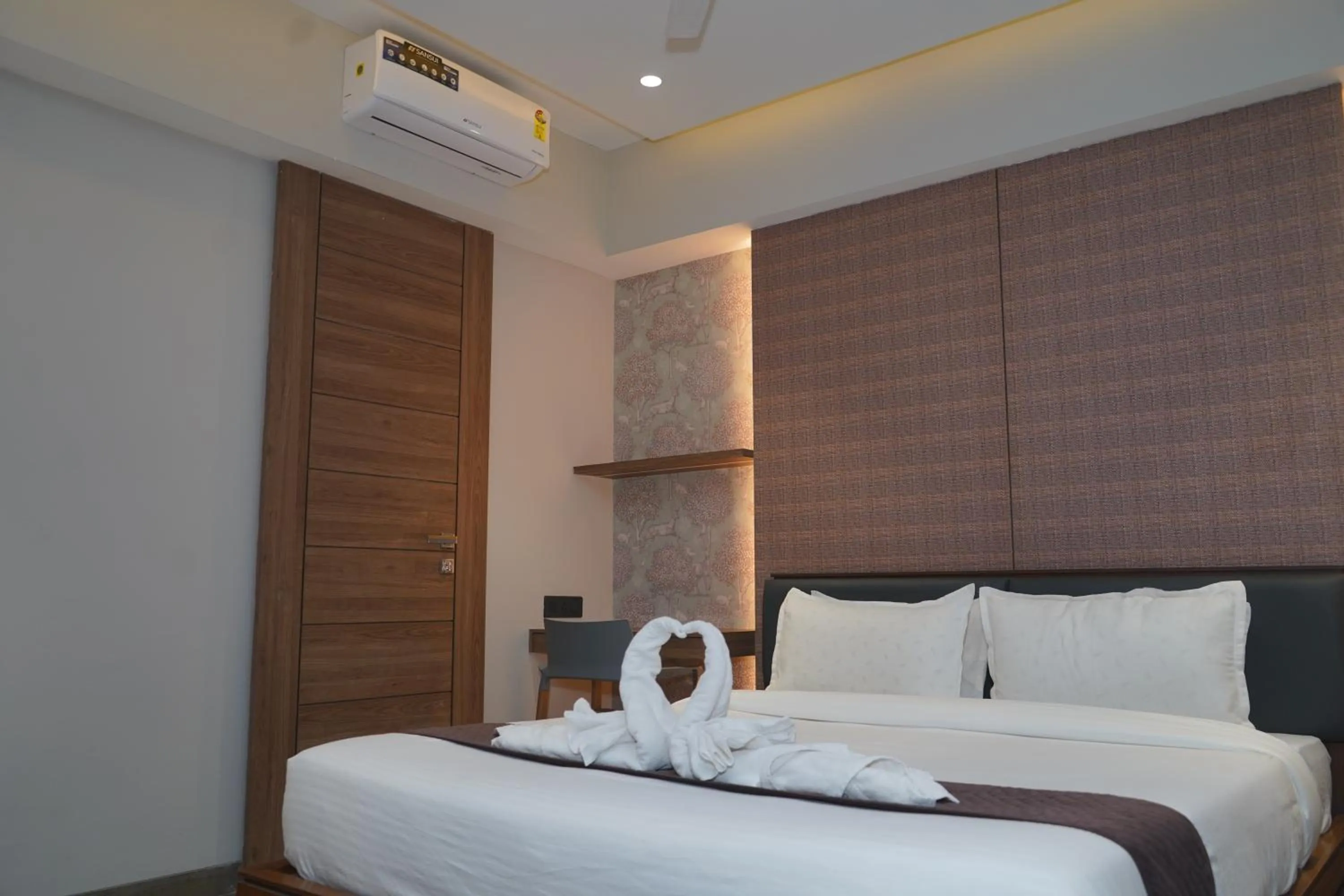 Bed in Abssolute Homtel - Rooms & Suites