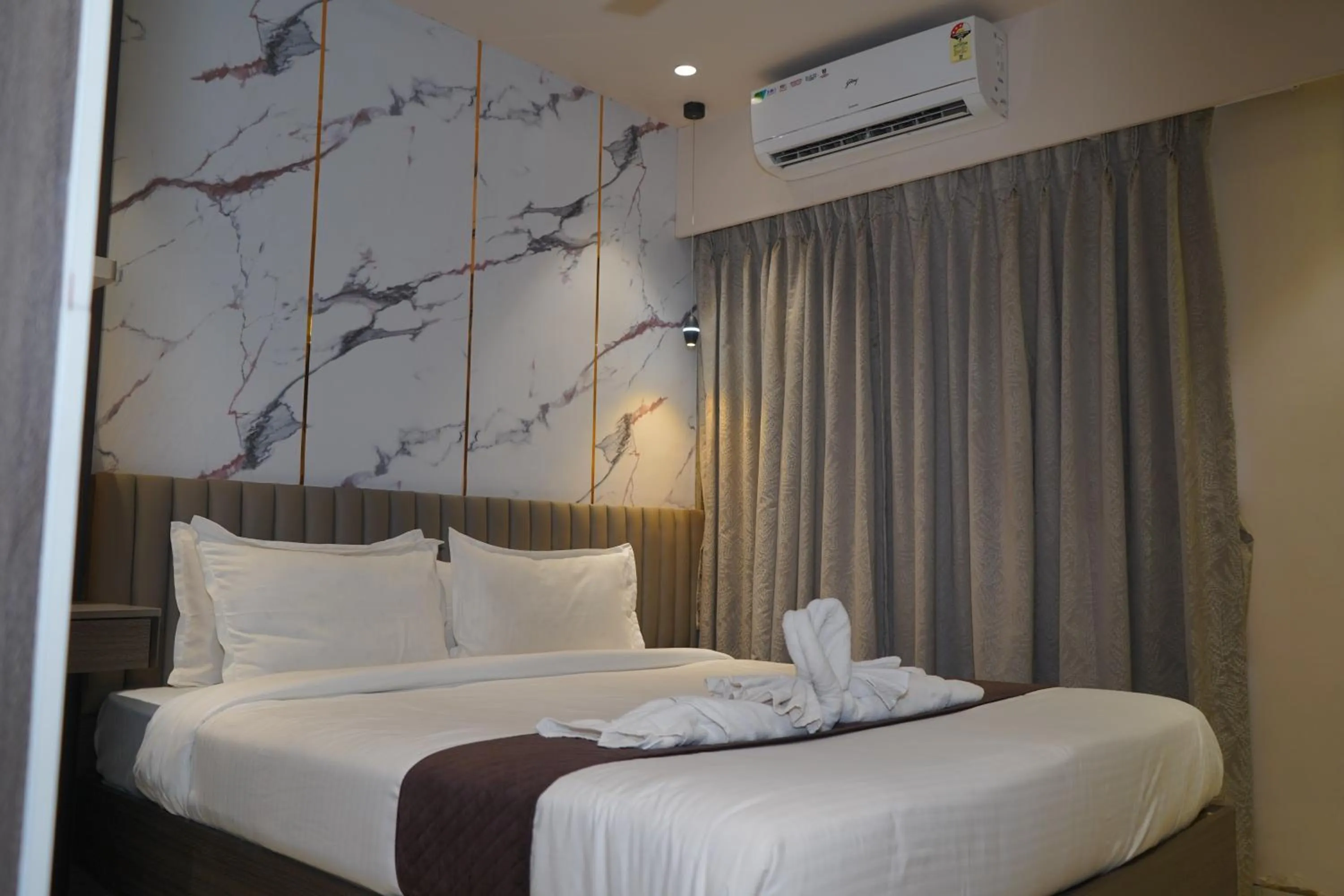 Bed in Abssolute Homtel - Rooms & Suites