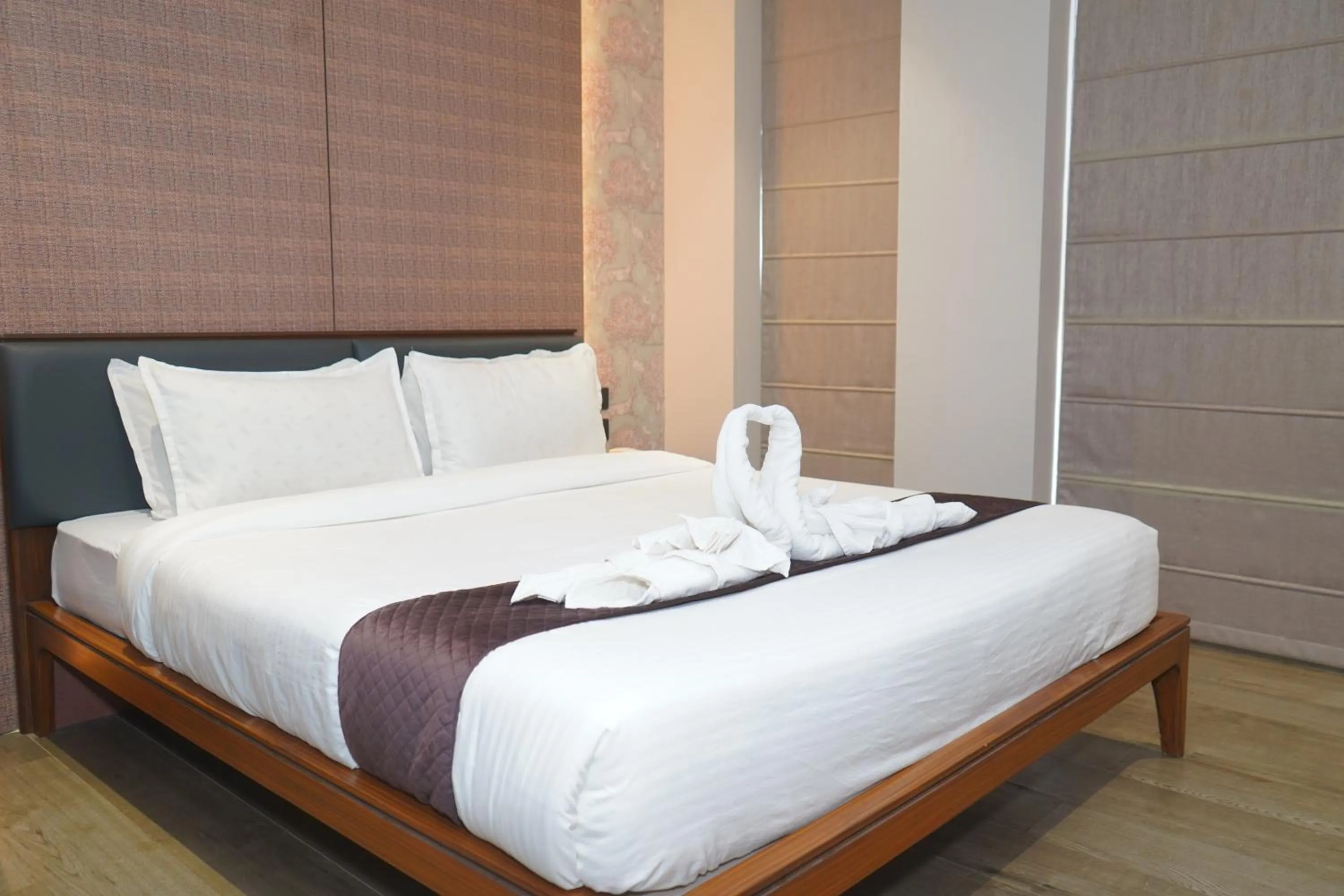 Bed in Abssolute Homtel - Rooms & Suites