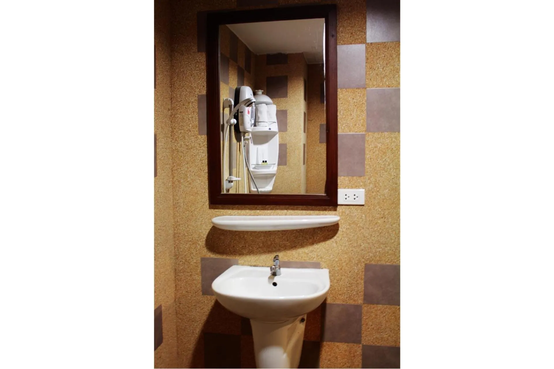 Bathroom in Pornkasem House