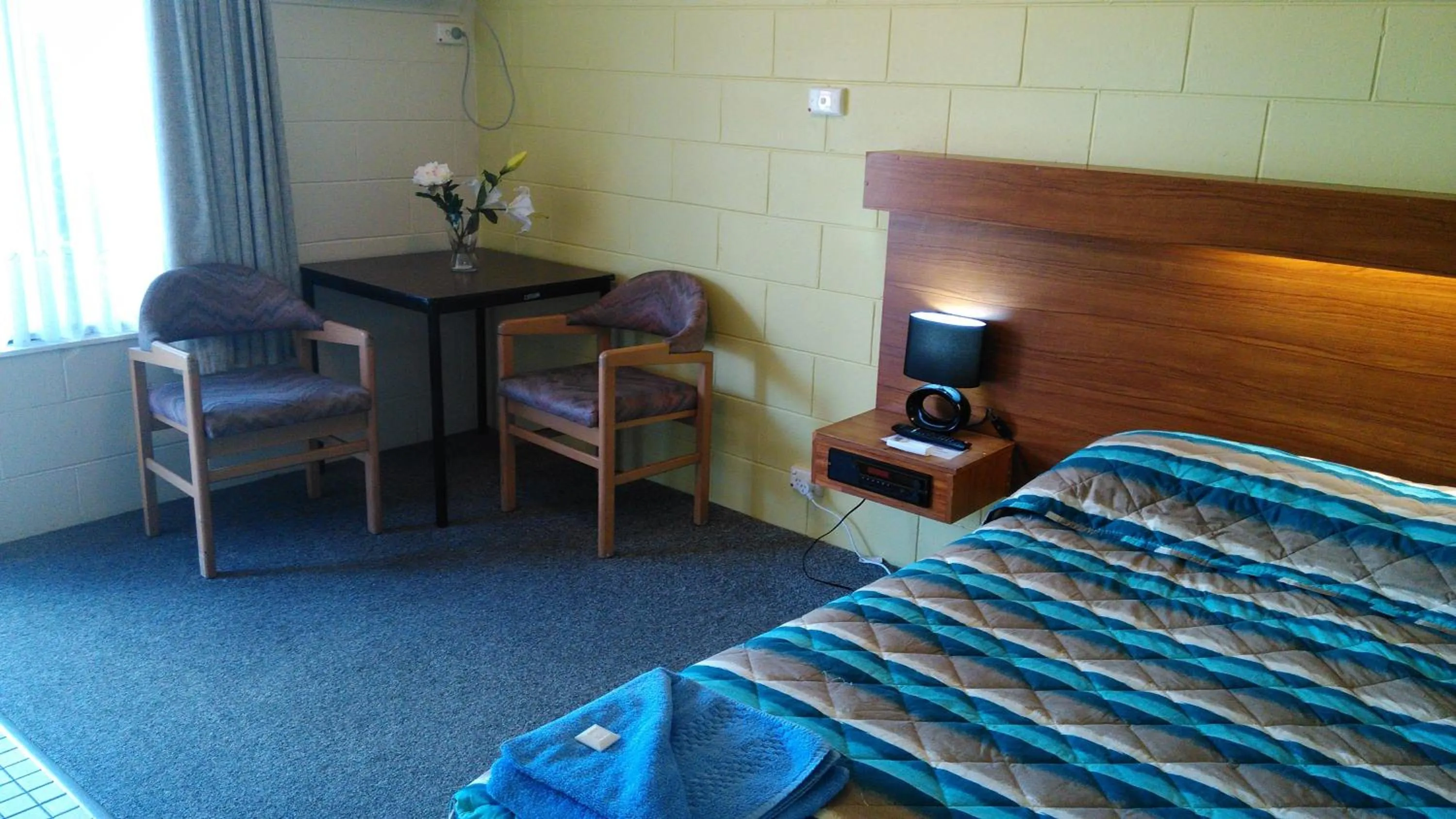 Dining area, Bed in Albury Central Motel