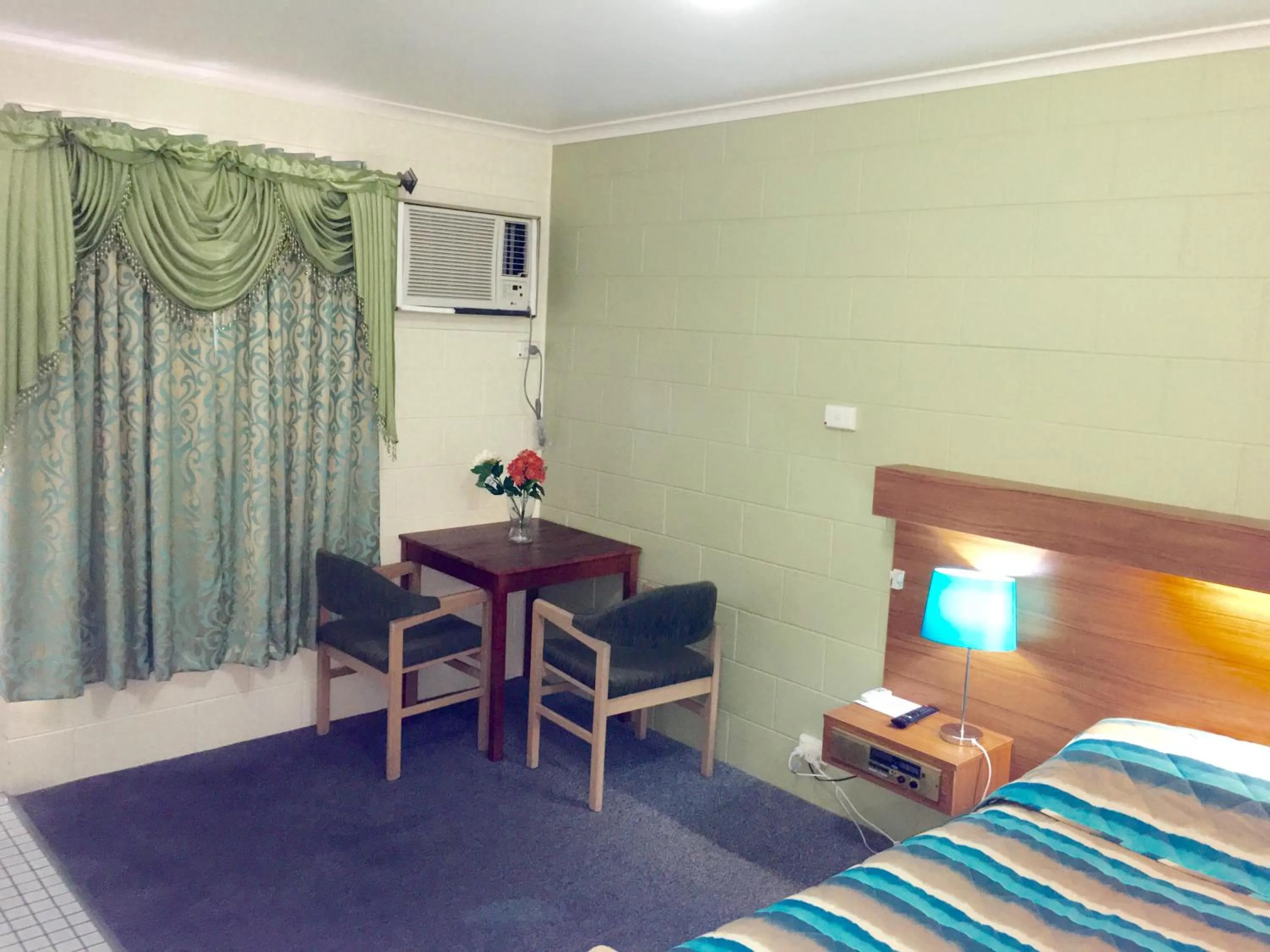 Dining area, Bed in Albury Central Motel