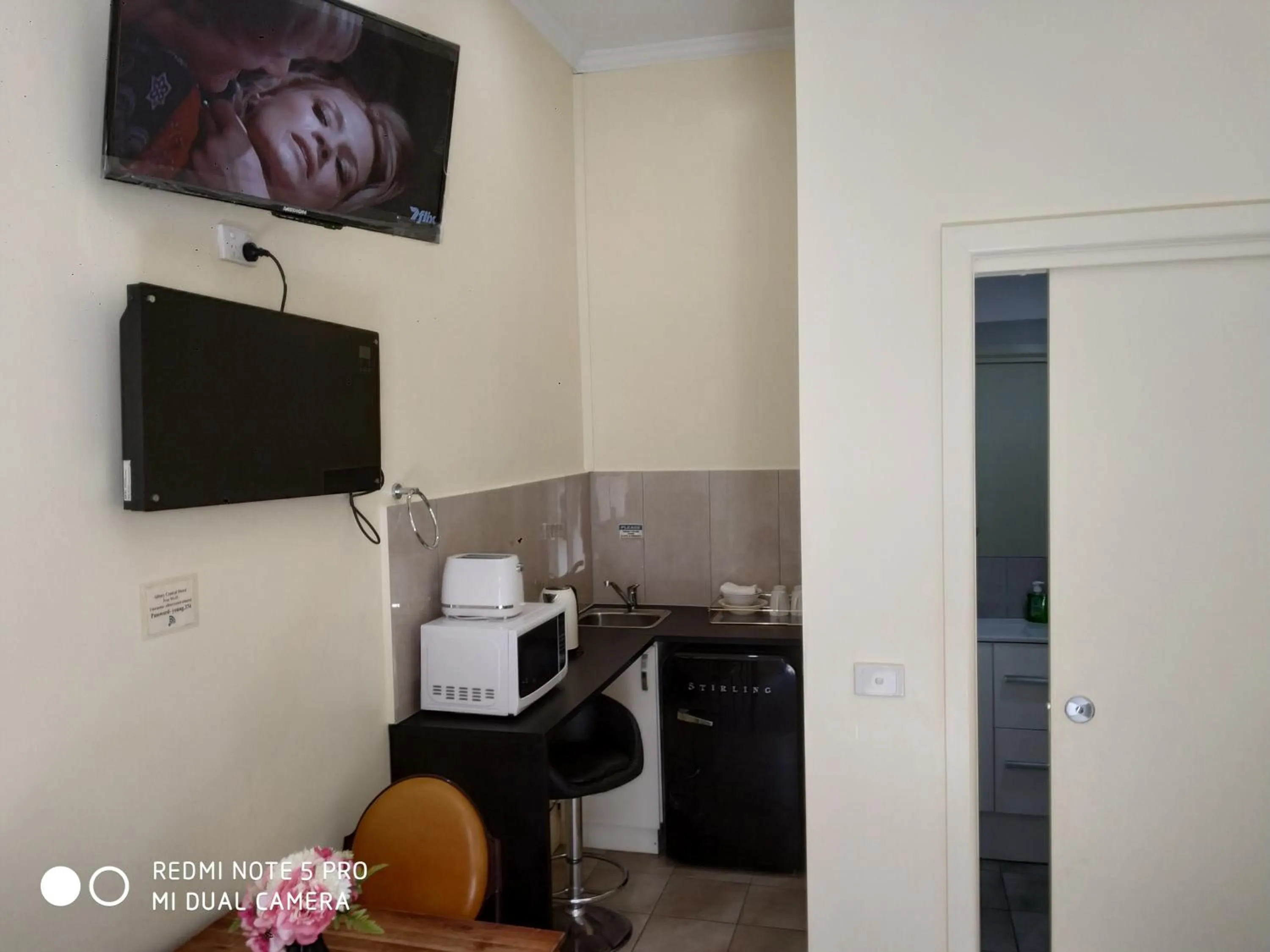 Communal lounge/ TV room in Albury Central Motel