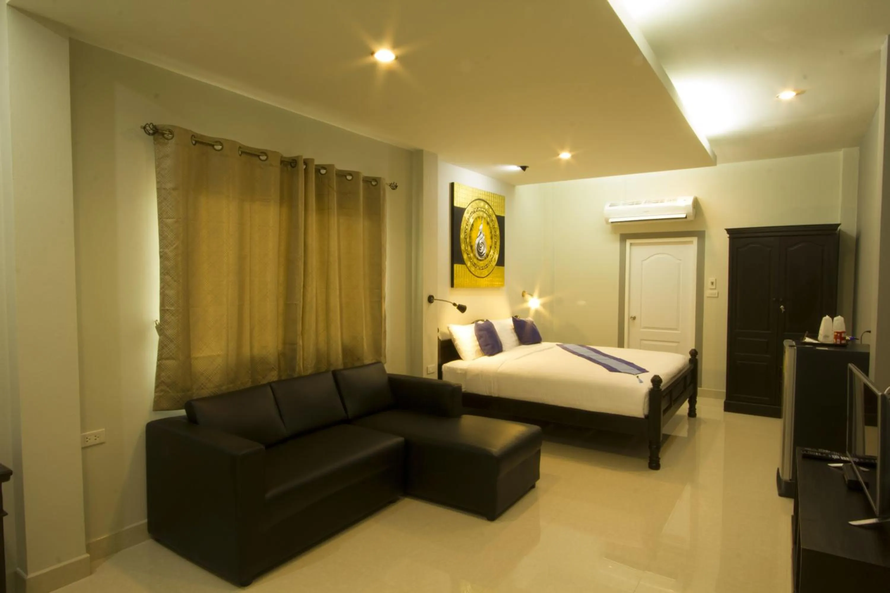 Photo of the whole room, Bed in The Rise Resort