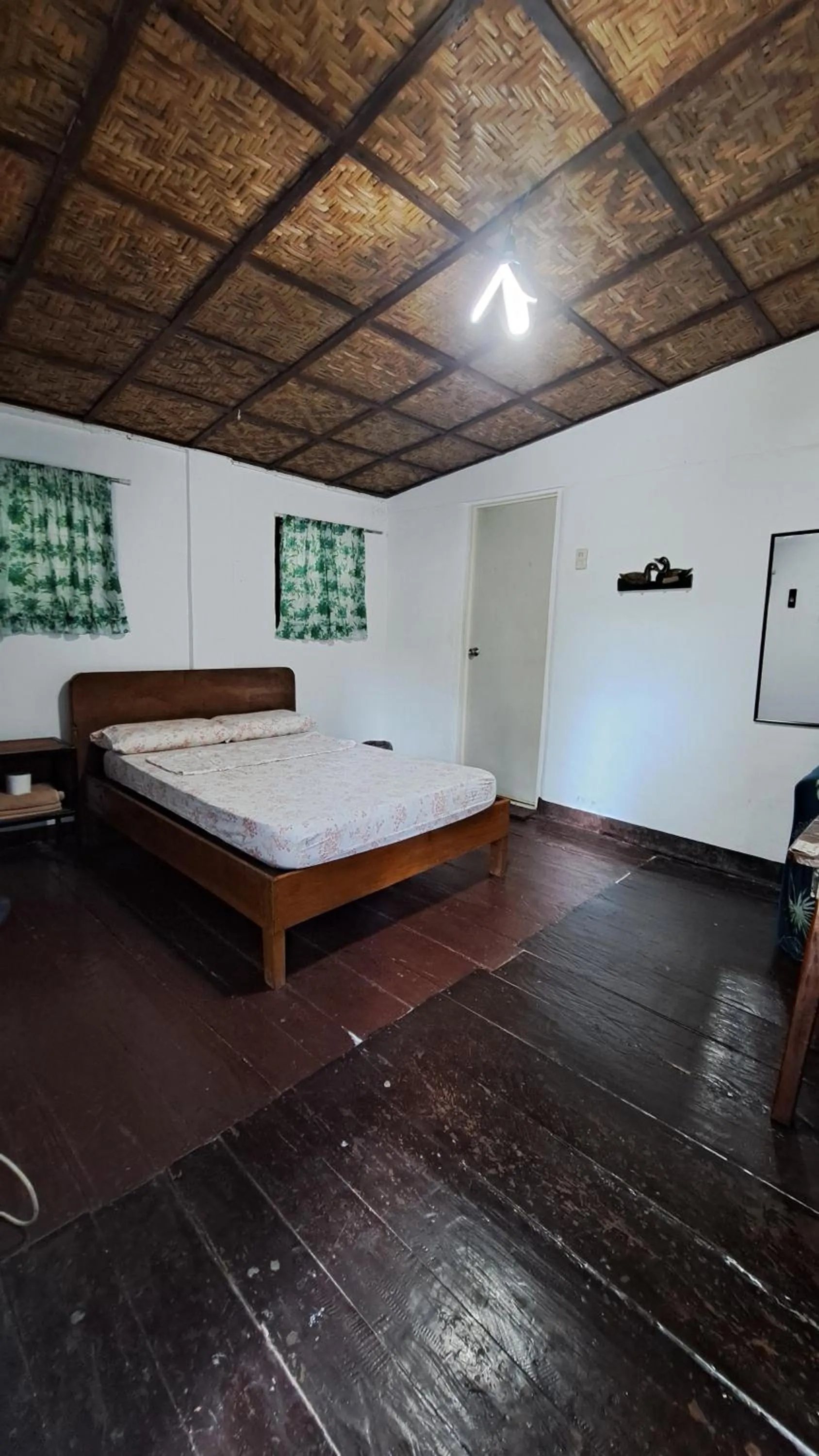 Bed in Paseo Del Mar Seaside Inn