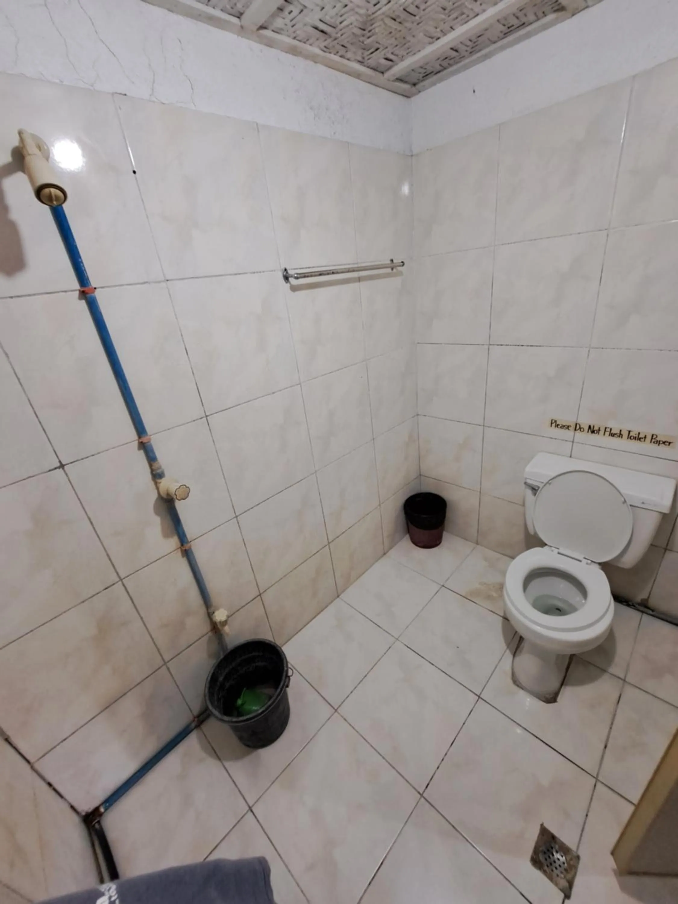 Bathroom in Paseo Del Mar Seaside Inn