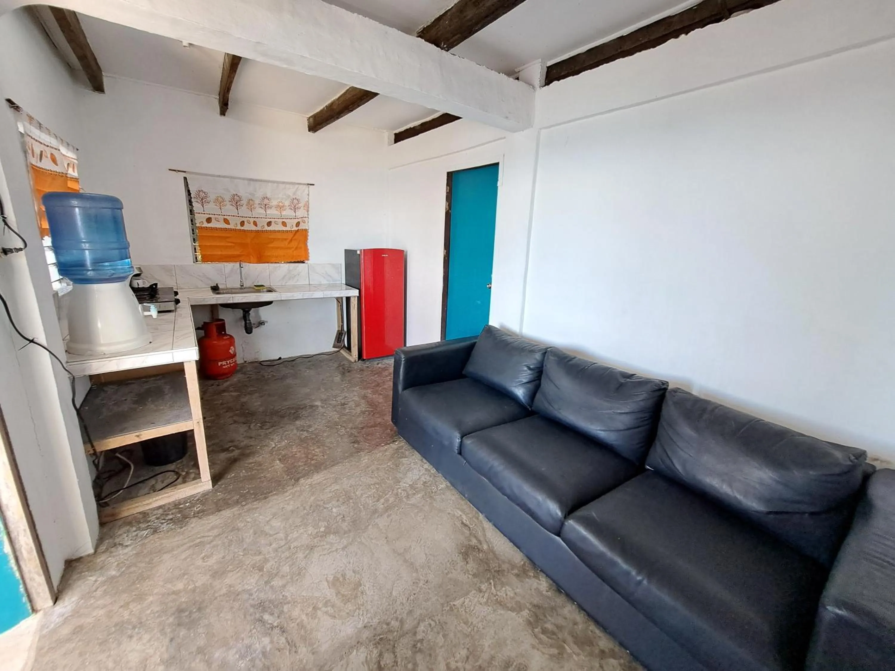 Kitchen or kitchenette in Paseo Del Mar Seaside Inn