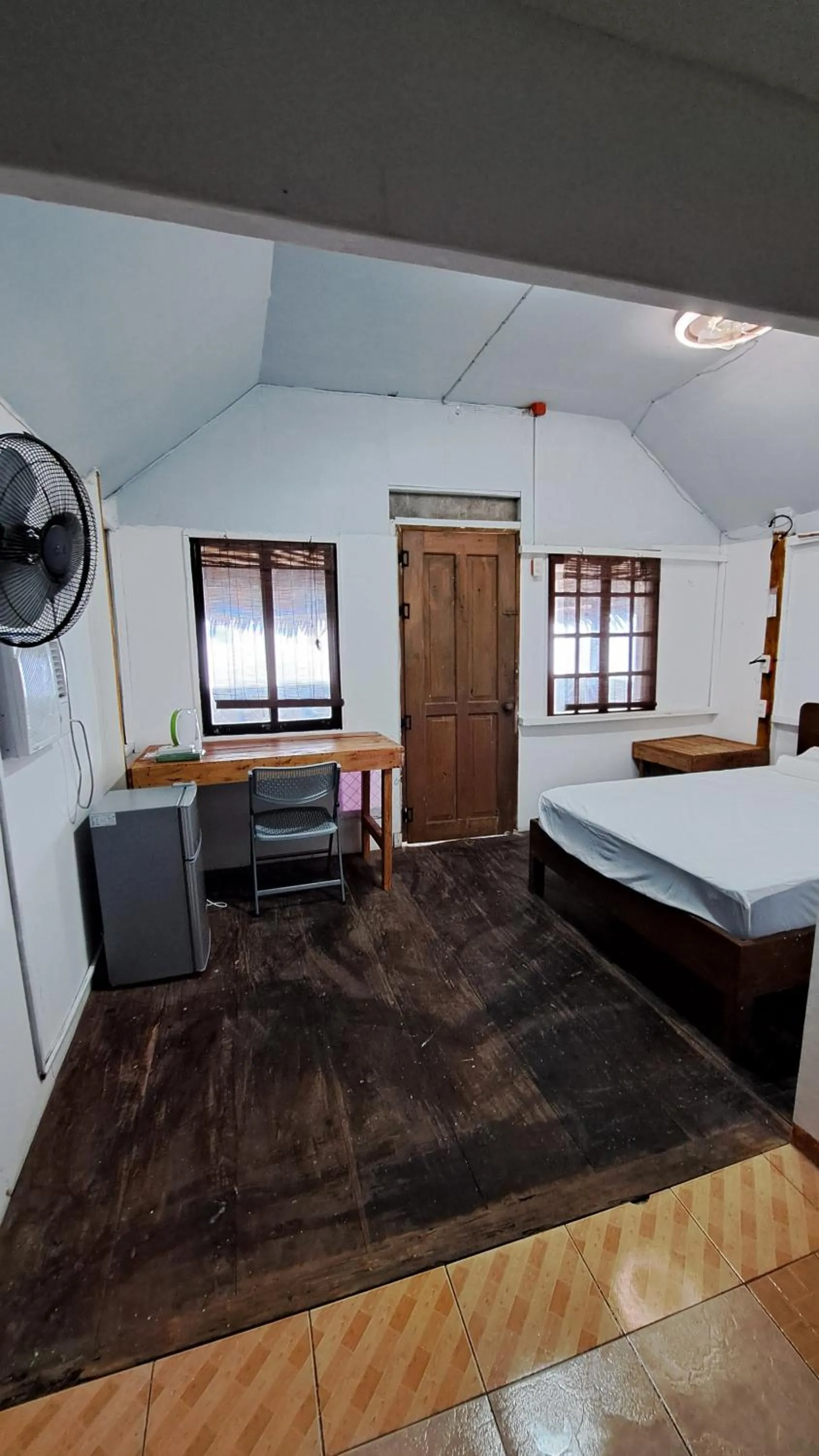 Bedroom, Bed in Paseo Del Mar Seaside Inn