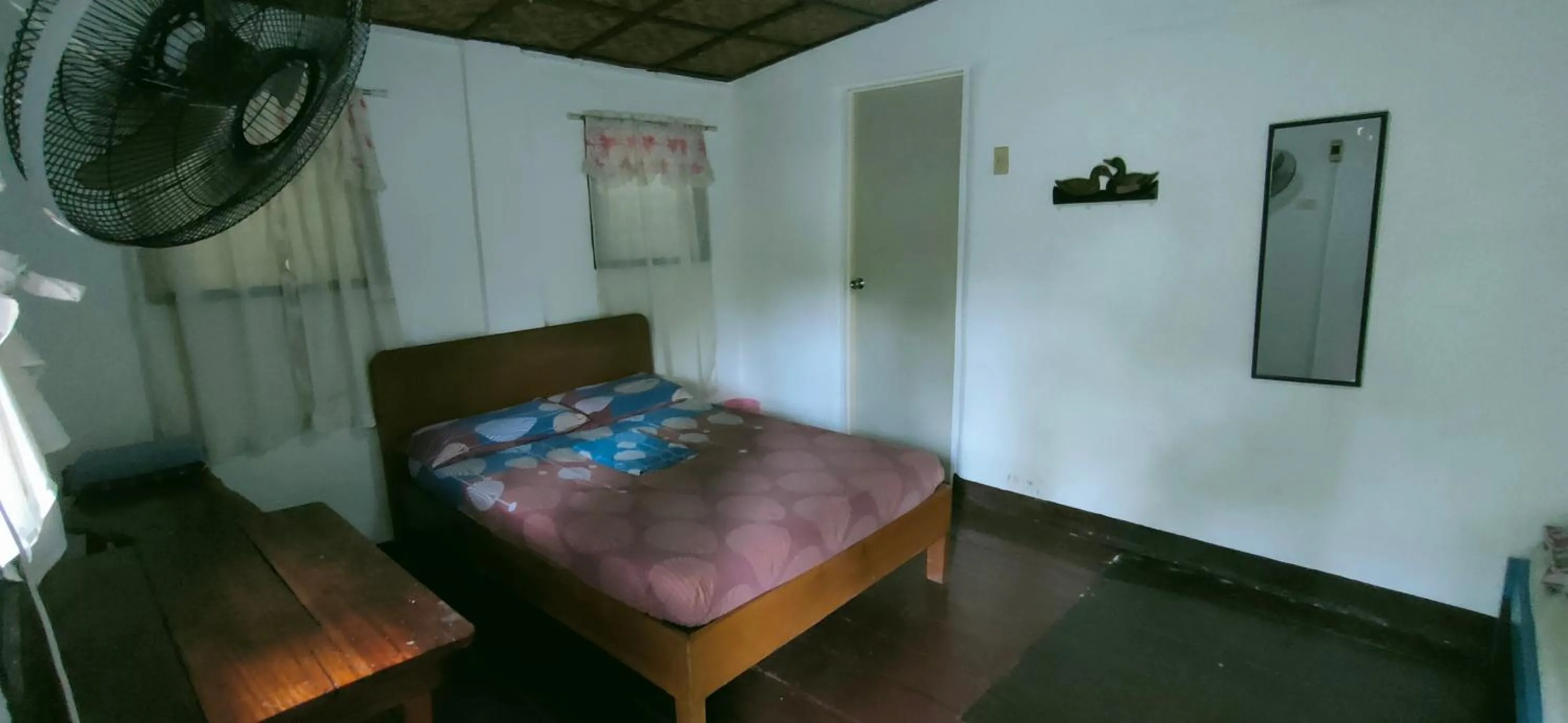 Bed in Paseo Del Mar Seaside Inn