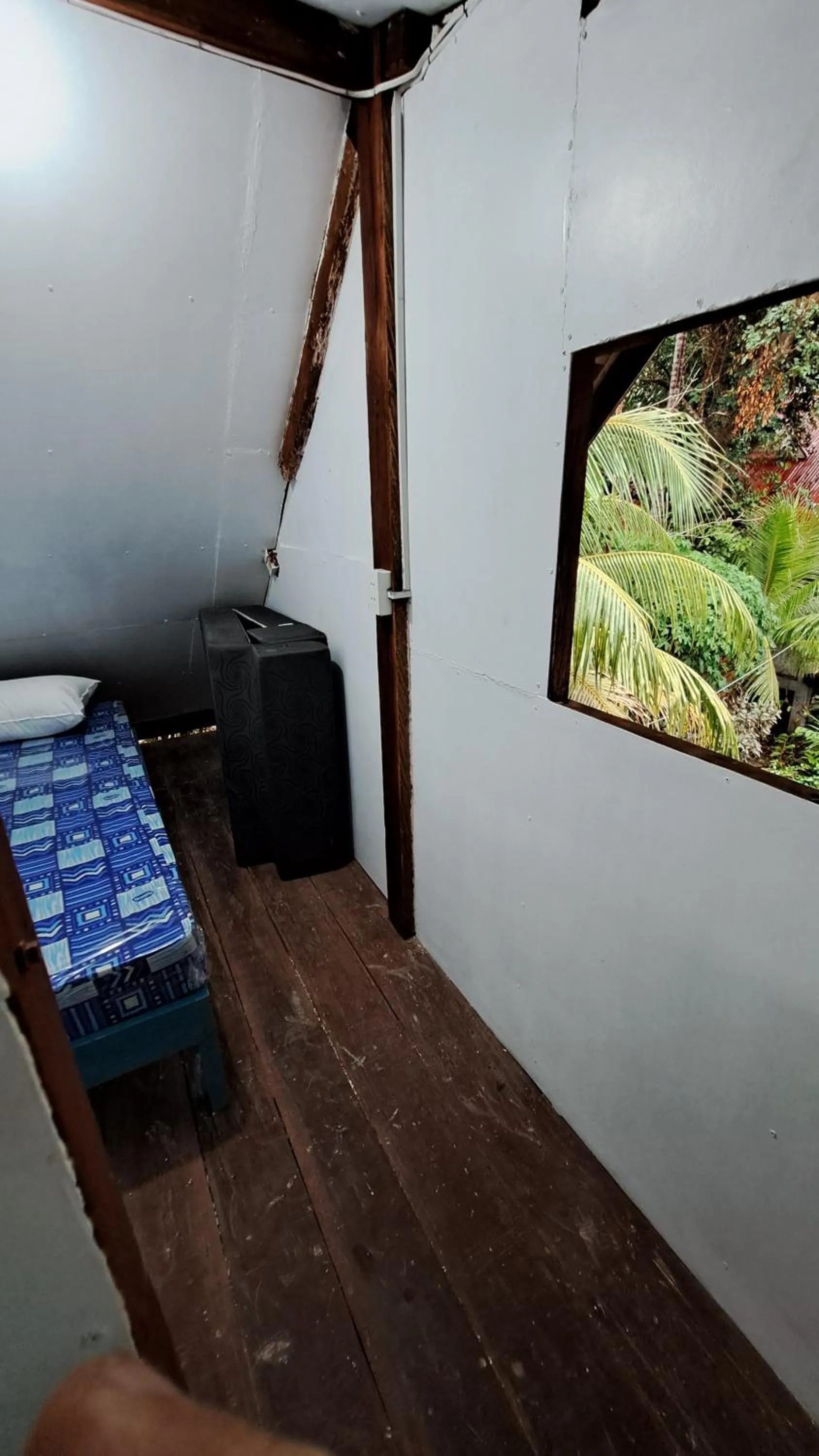 Bed in Paseo Del Mar Seaside Inn