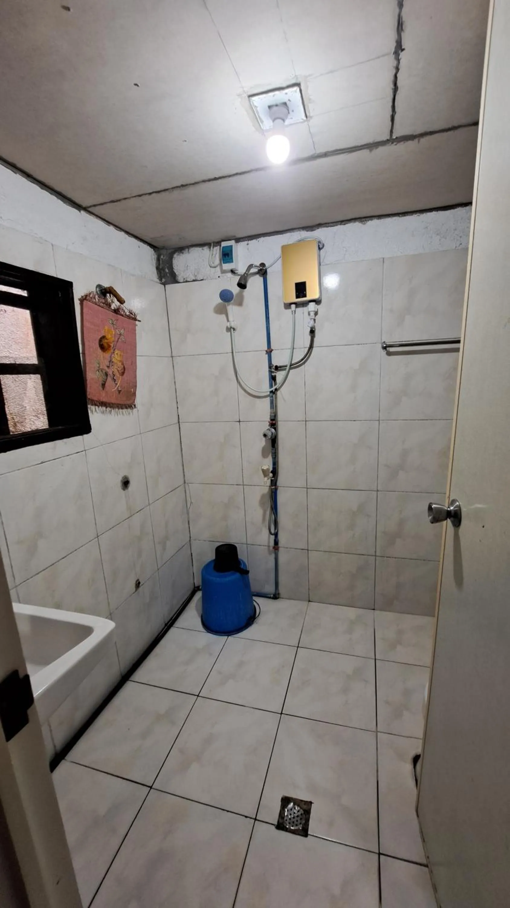 Shower in Paseo Del Mar Seaside Inn