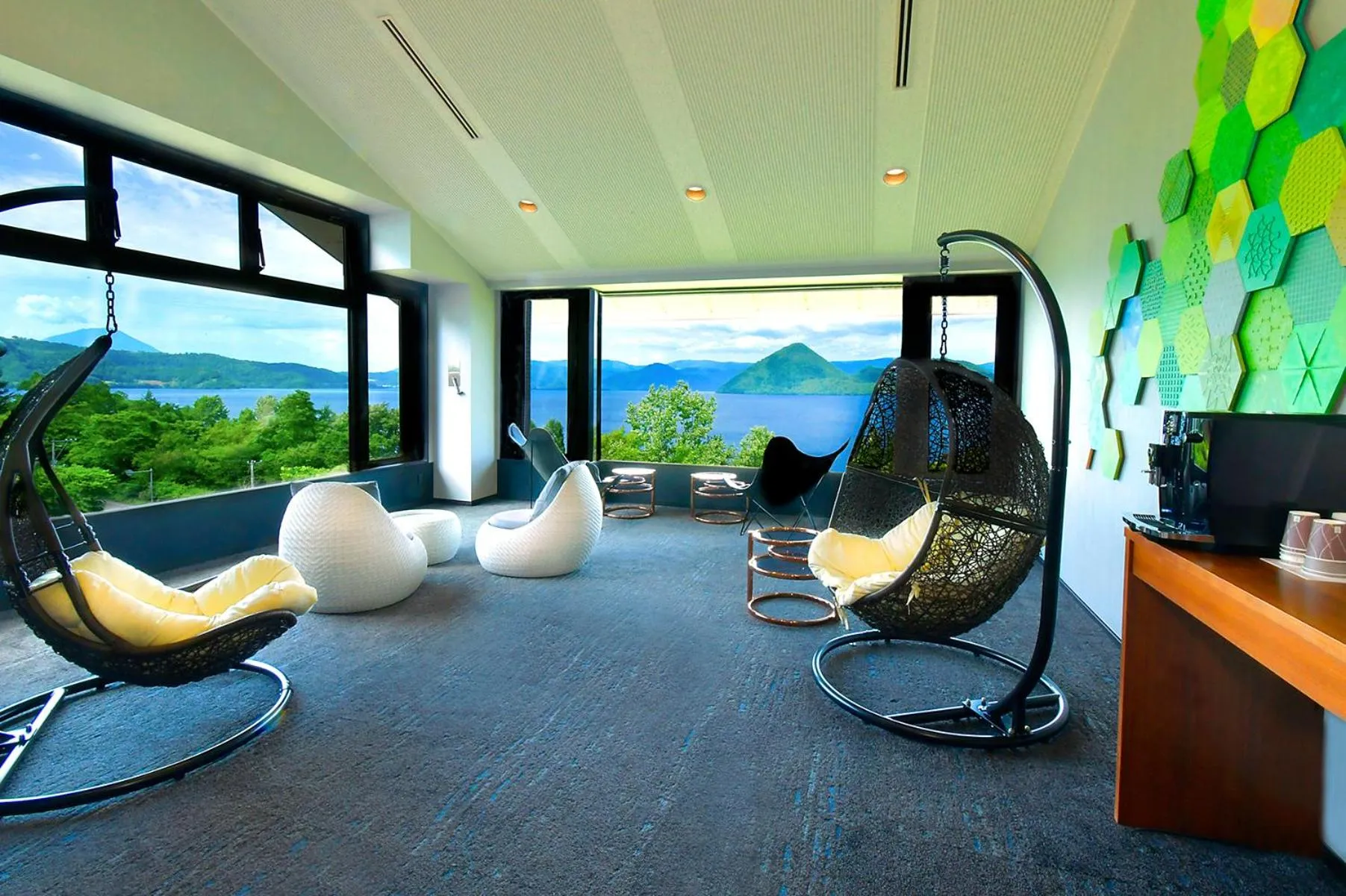 Communal lounge/ TV room in Hotel Premium Lake TOYA